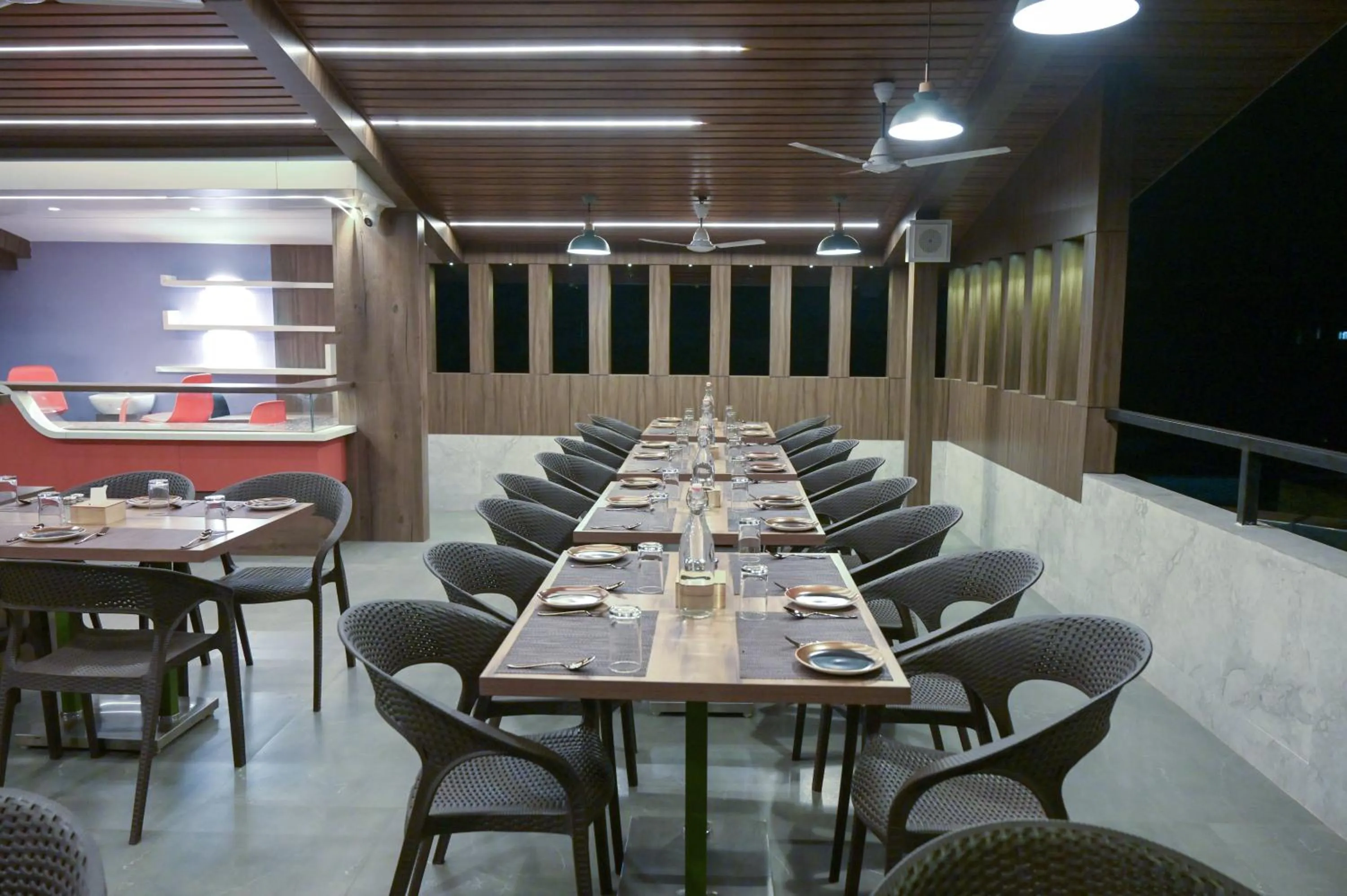 Restaurant/places to eat in Hotel Limelight