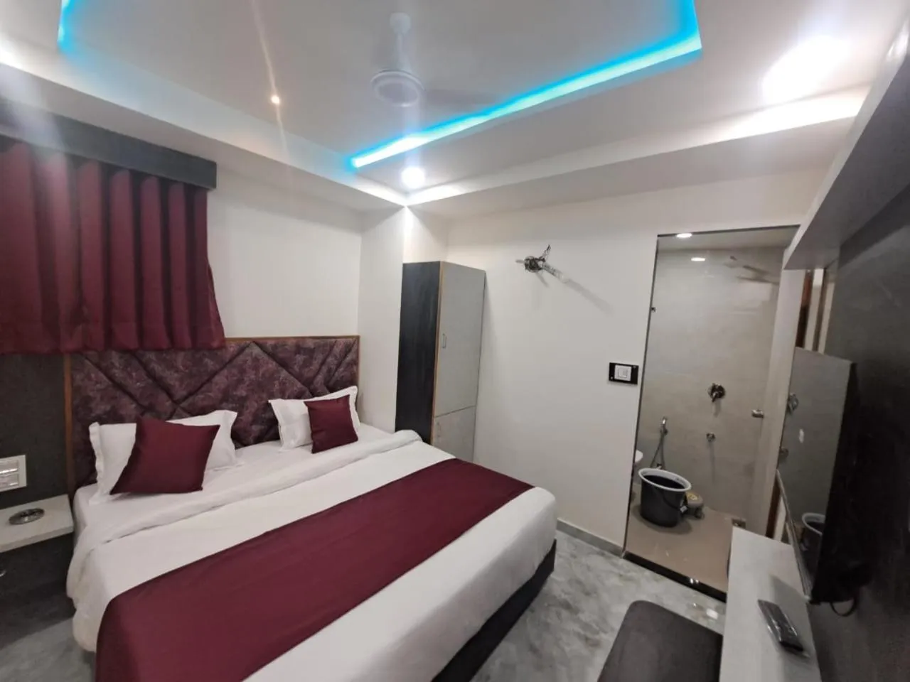 Bathroom, Bed in HOTEL AKASH