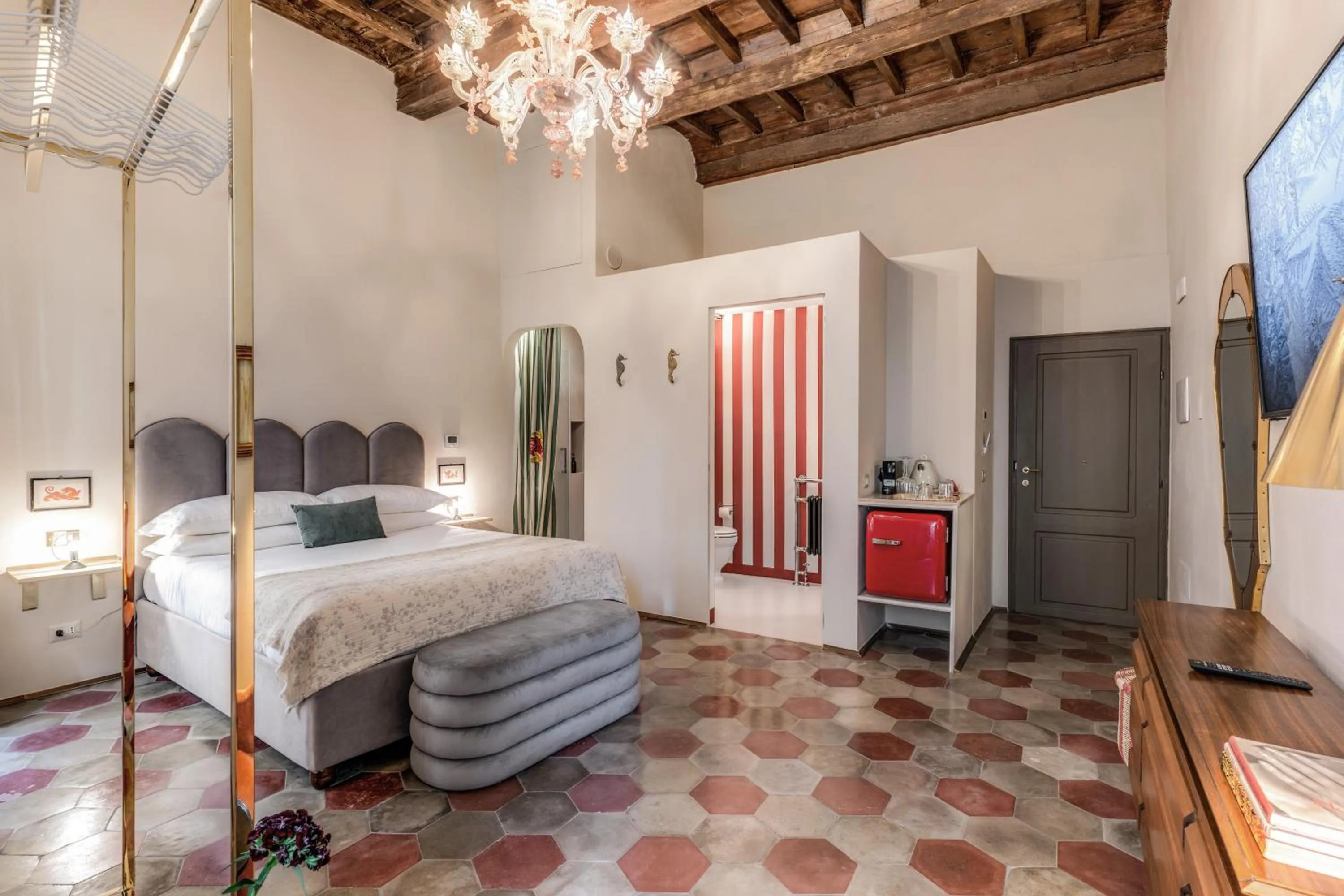 Shower, Bed in Residenza Brama - Art ApartHotel