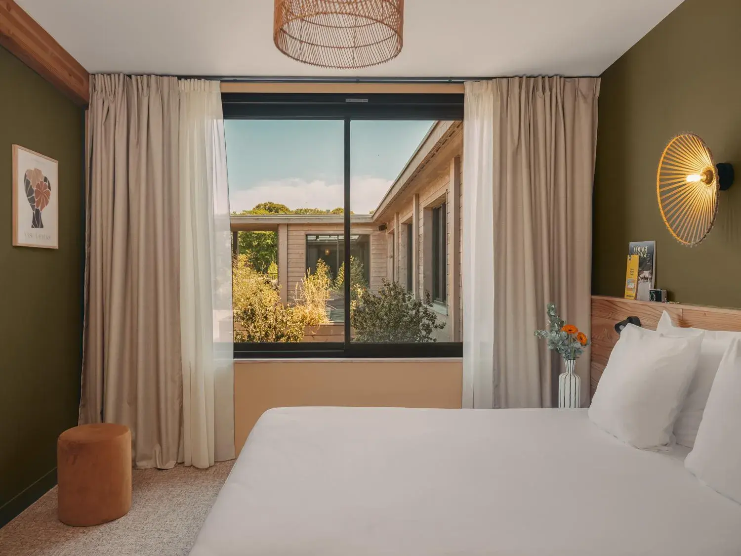 Photo of the whole room, Bed in Hôtel le Bout du Parc de Versailles Photo of the whole room, Bed in Hôtel le Bout du Parc de Versailles