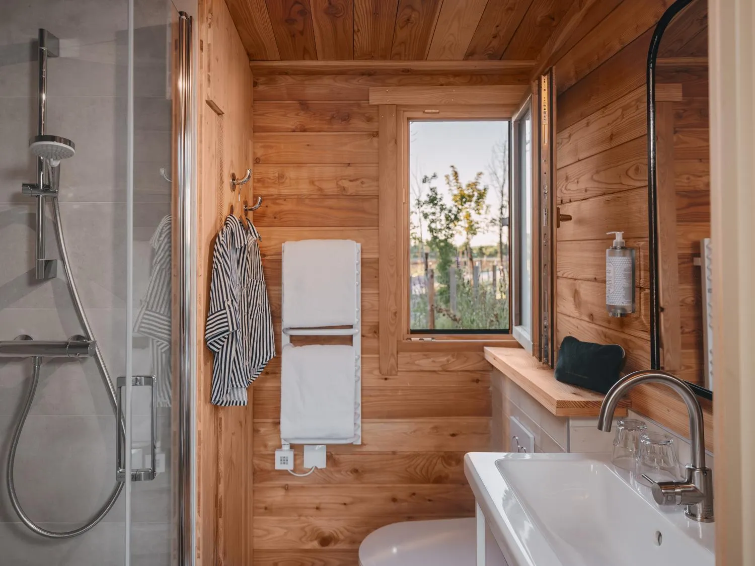 Shower in Hôtel le Bout du Parc de Versailles