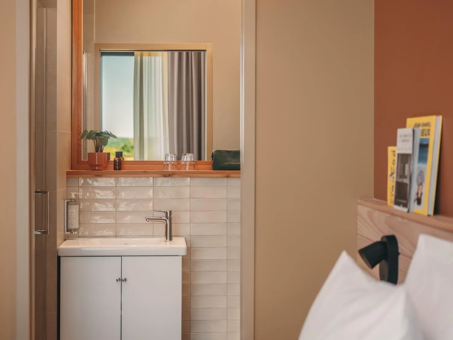 Bathroom, Bed in Hôtel le Bout du Parc de Versailles