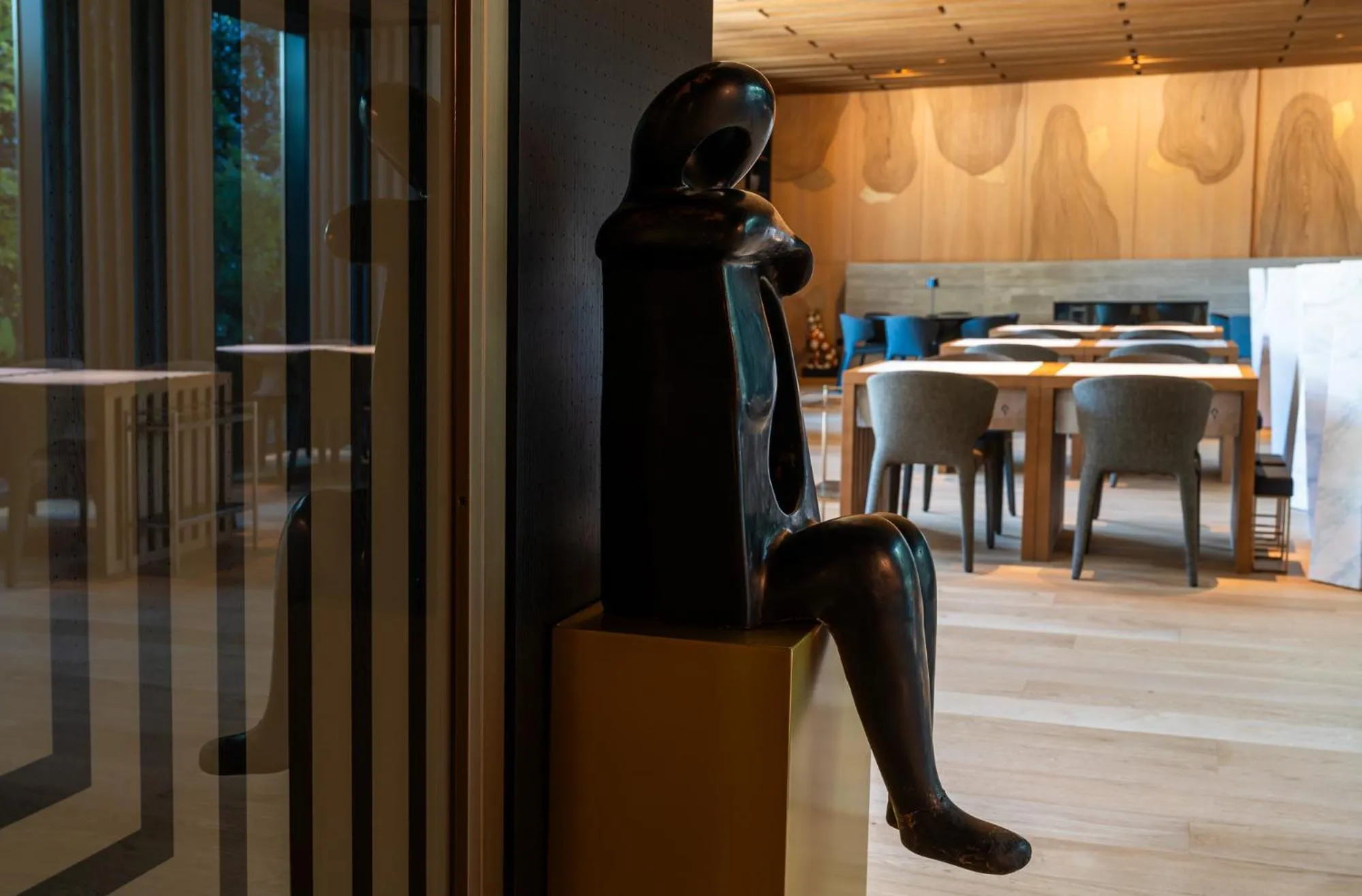 Restaurant/places to eat in Palatial Suites