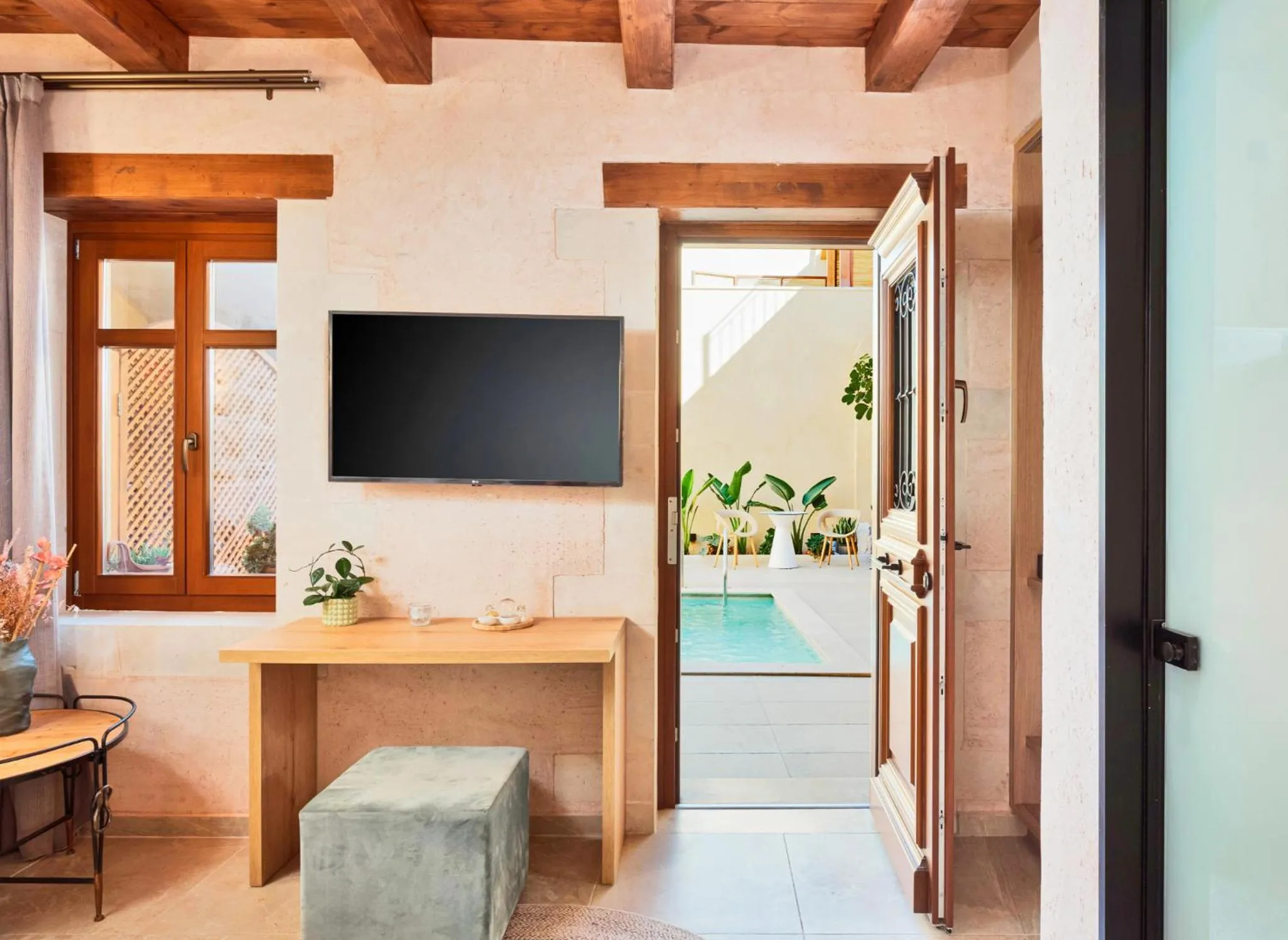 TV and multimedia in Mansio Boutique Hotel