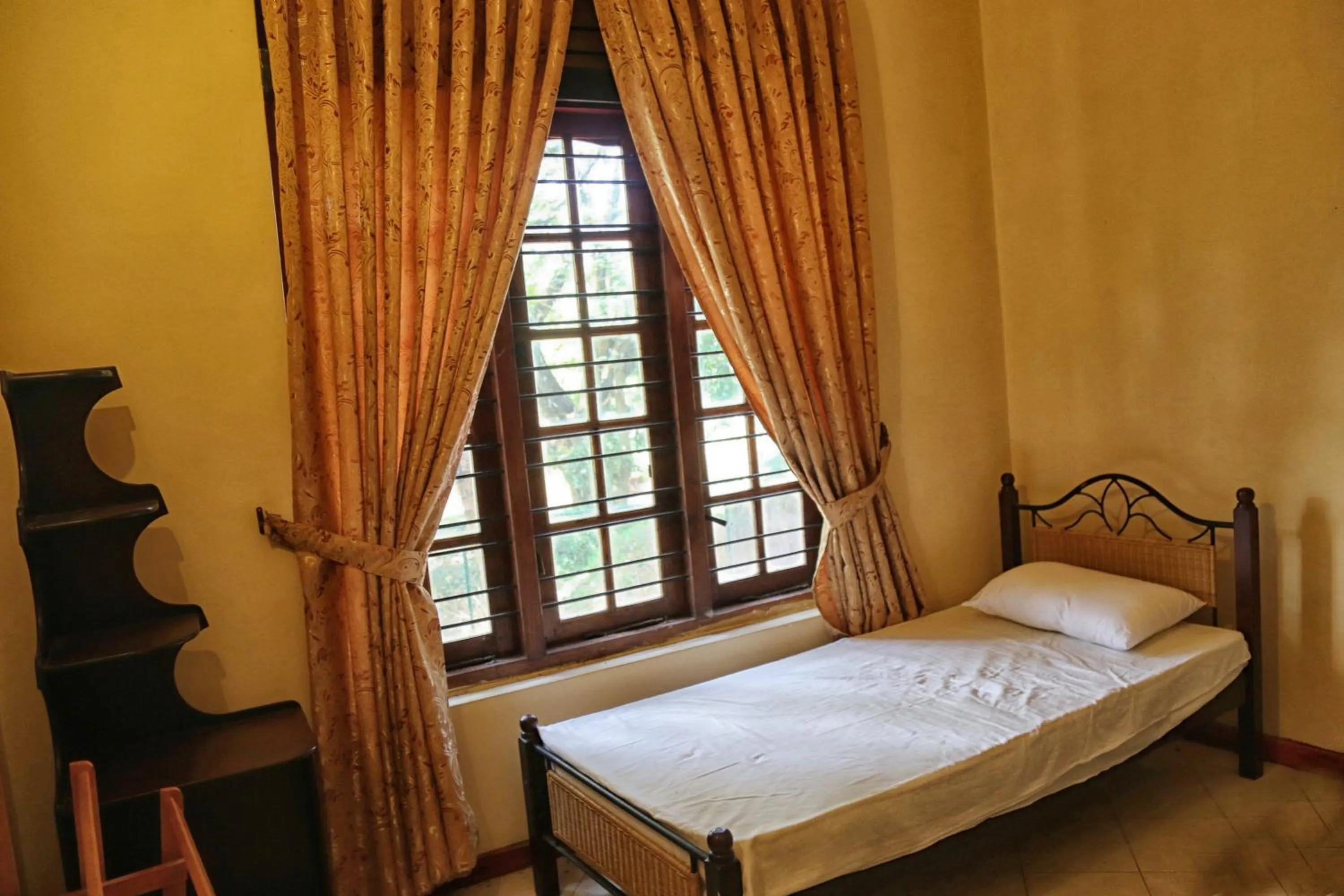 Bed in Mahaweli View Bungalow