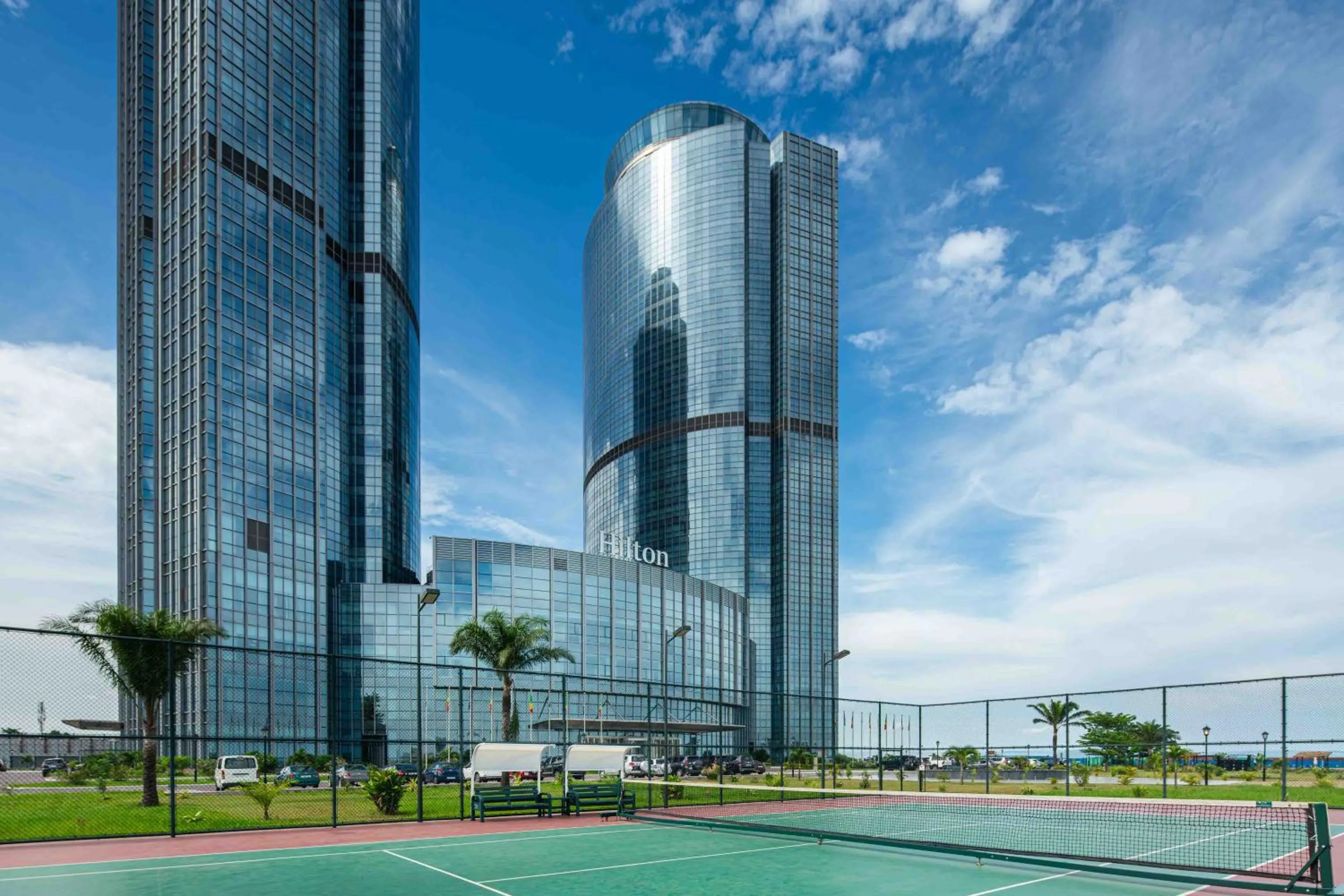 Tennis court in Hilton Brazzaville Les Tours Jumelles Hotel & Residences