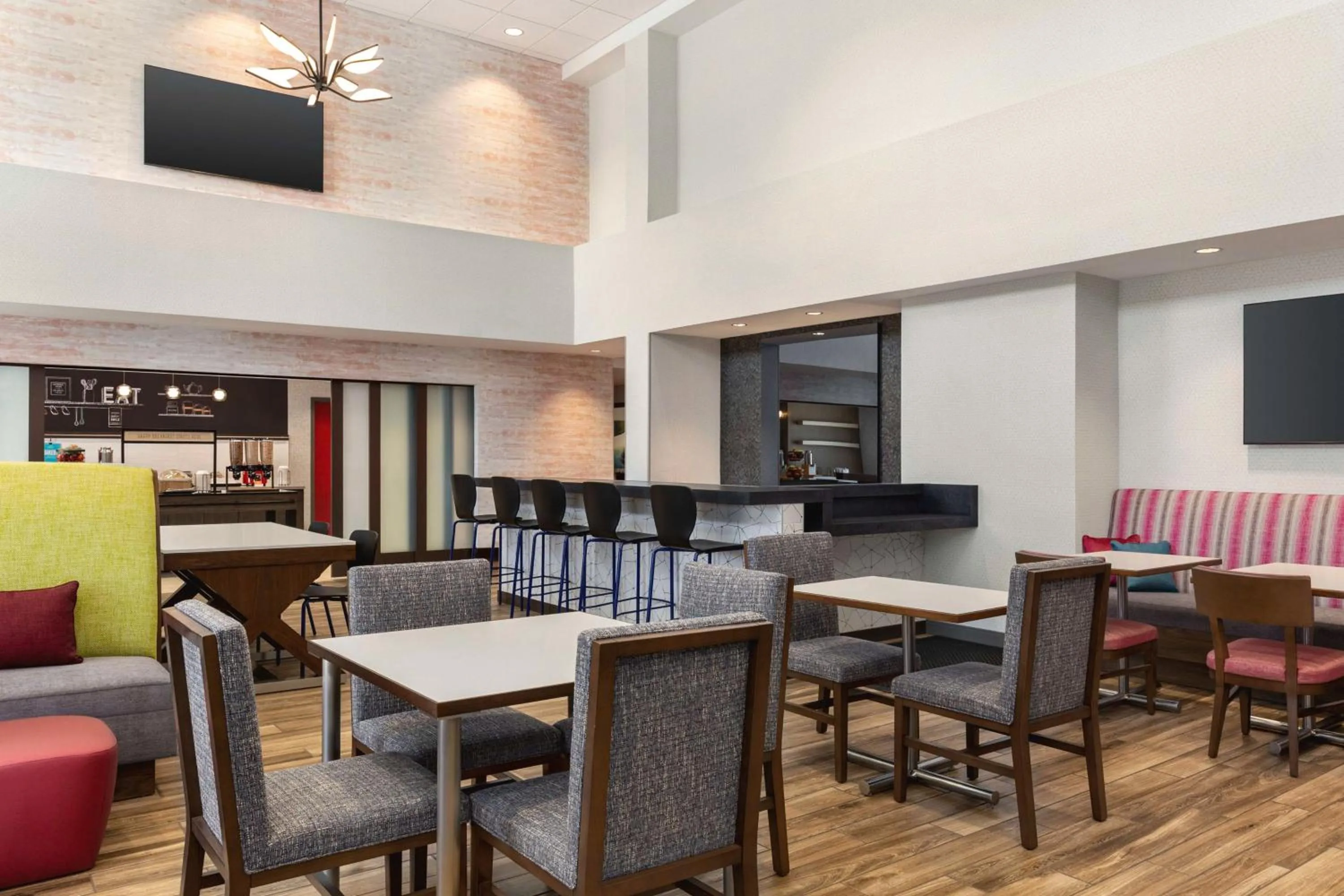 Breakfast in Hampton Inn & Suites Oroville