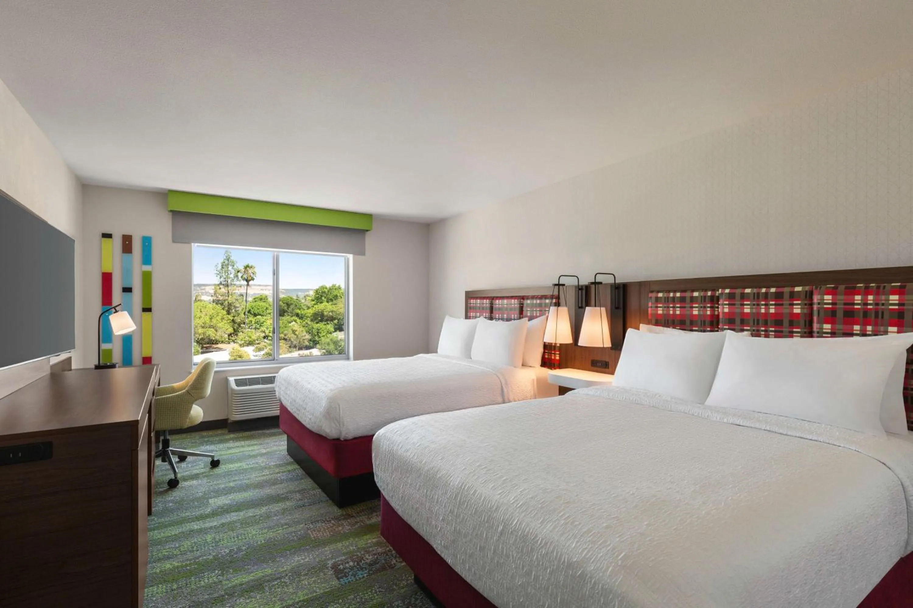 Bed in Hampton Inn & Suites Oroville