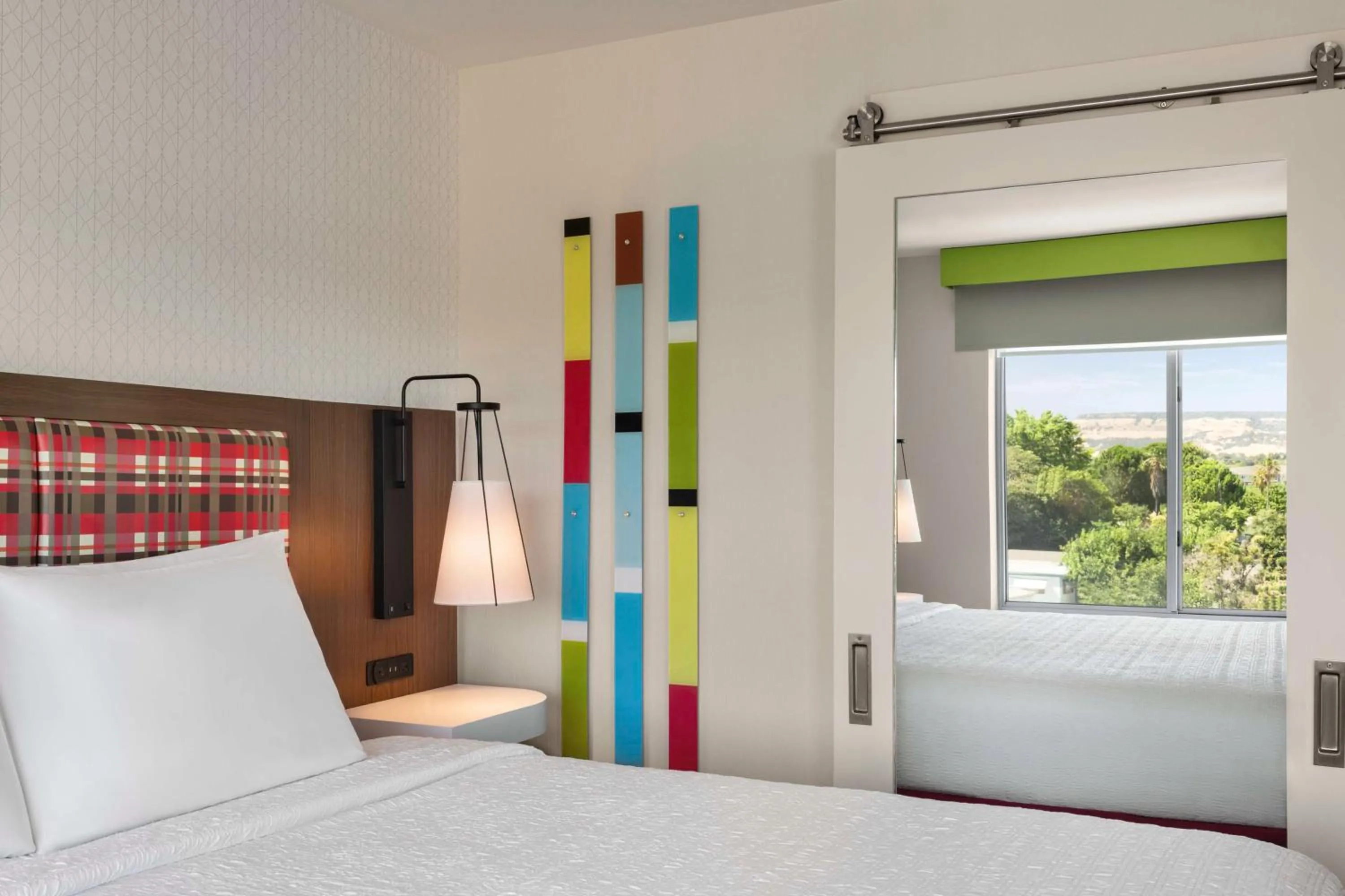 Bed in Hampton Inn & Suites Oroville