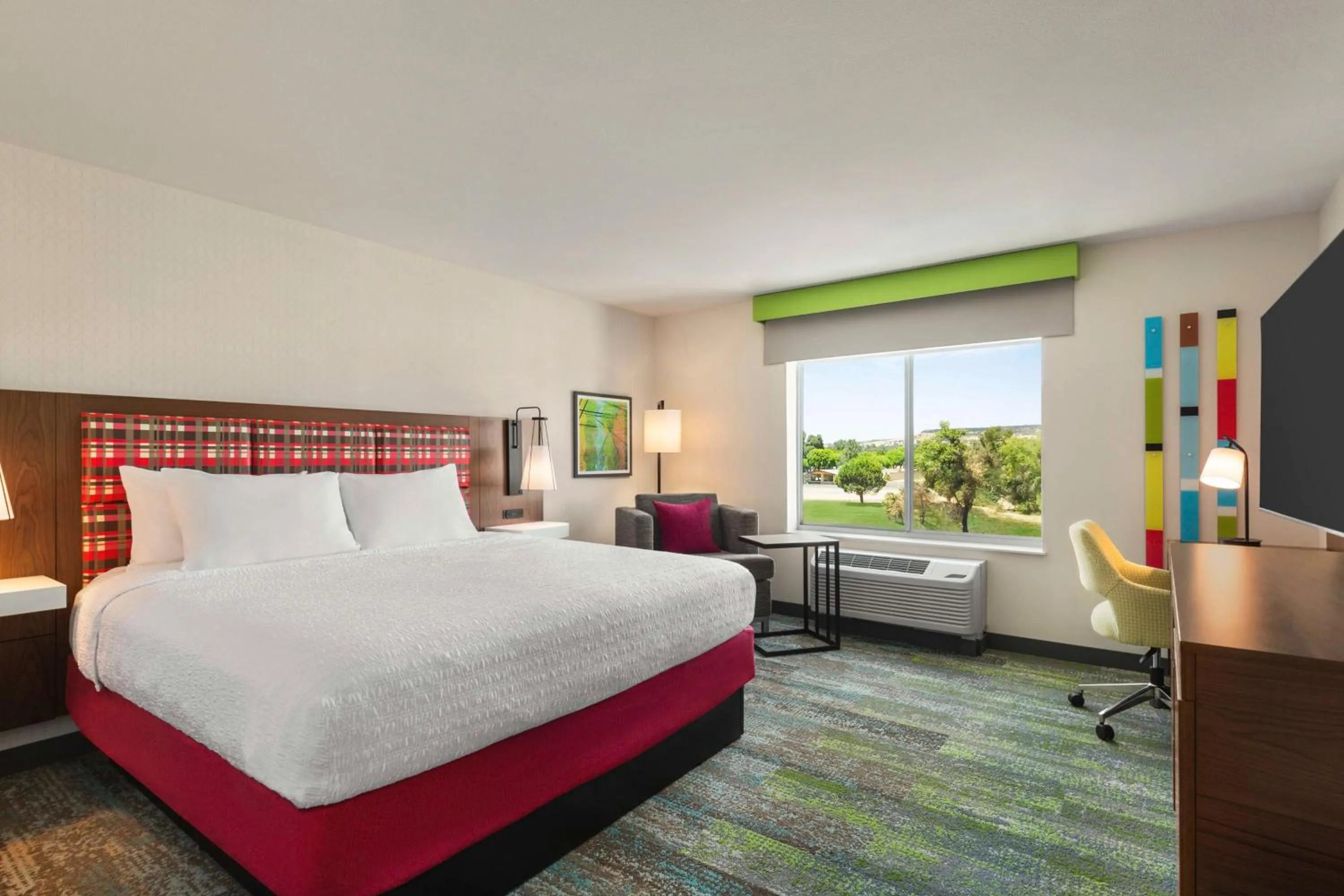 Bed in Hampton Inn & Suites Oroville