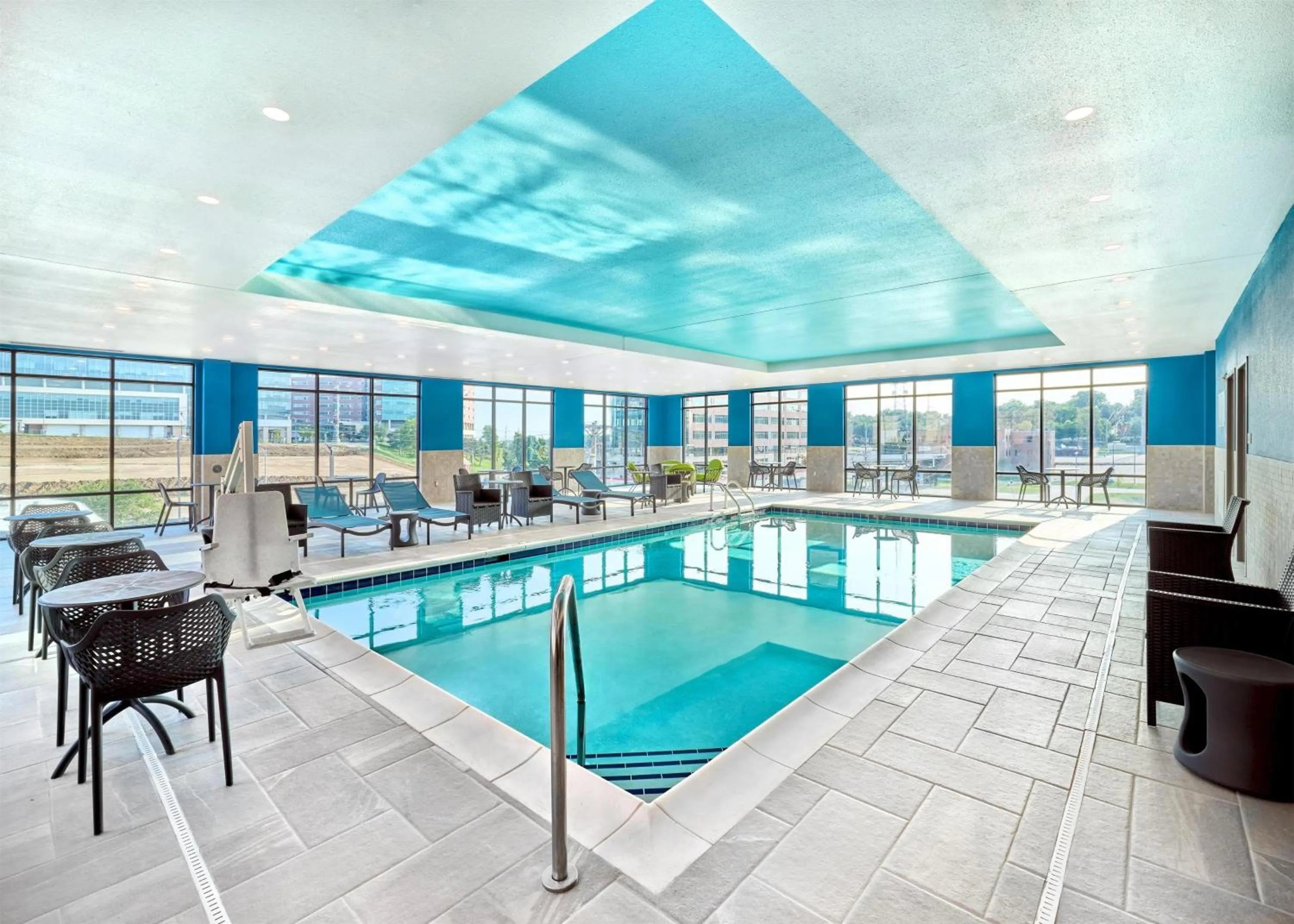 Pool view in Hampton Inn & Suites Omaha Un Medical Center Area