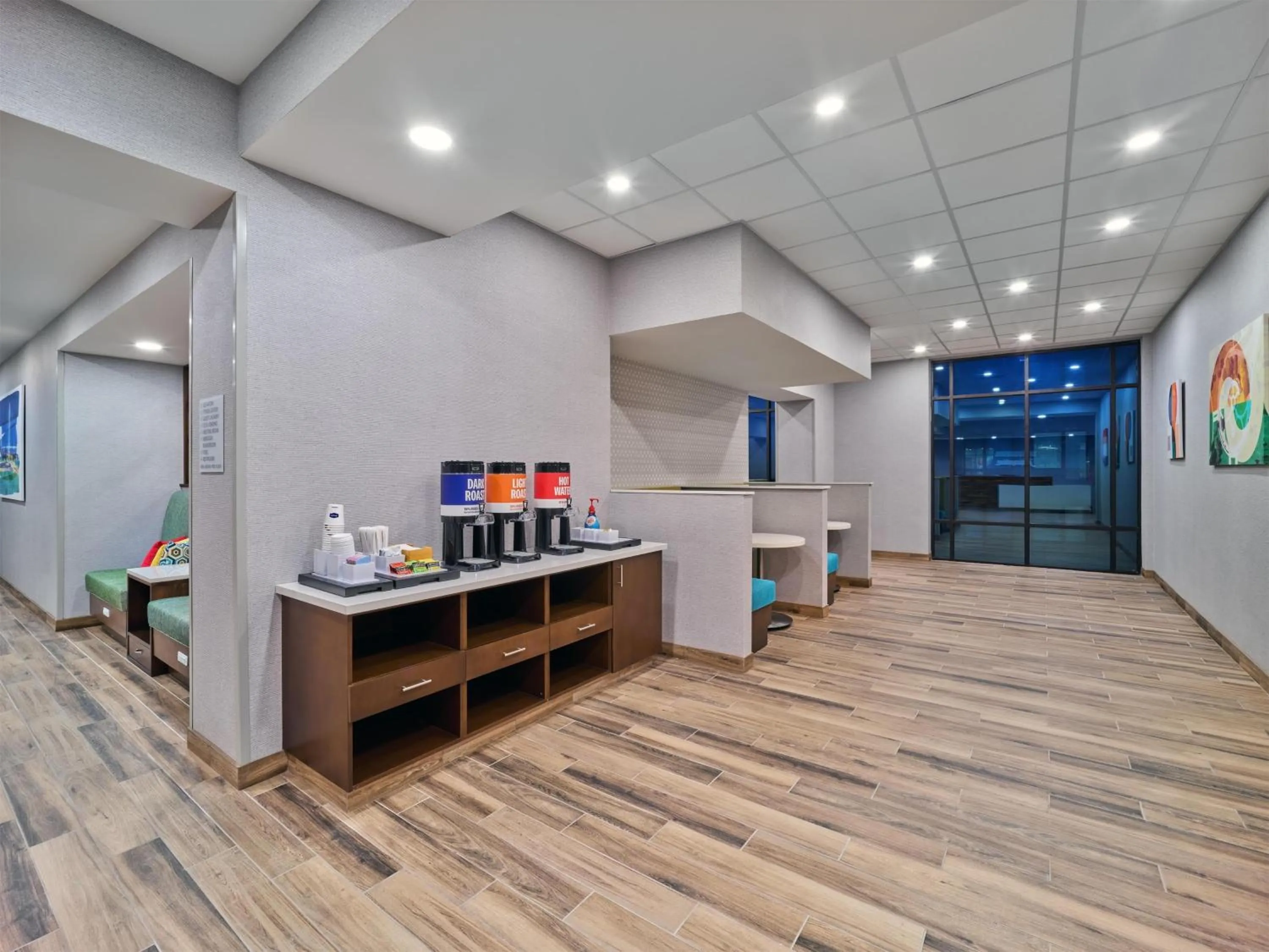 Dining area in Hampton Inn & Suites Omaha Un Medical Center Area