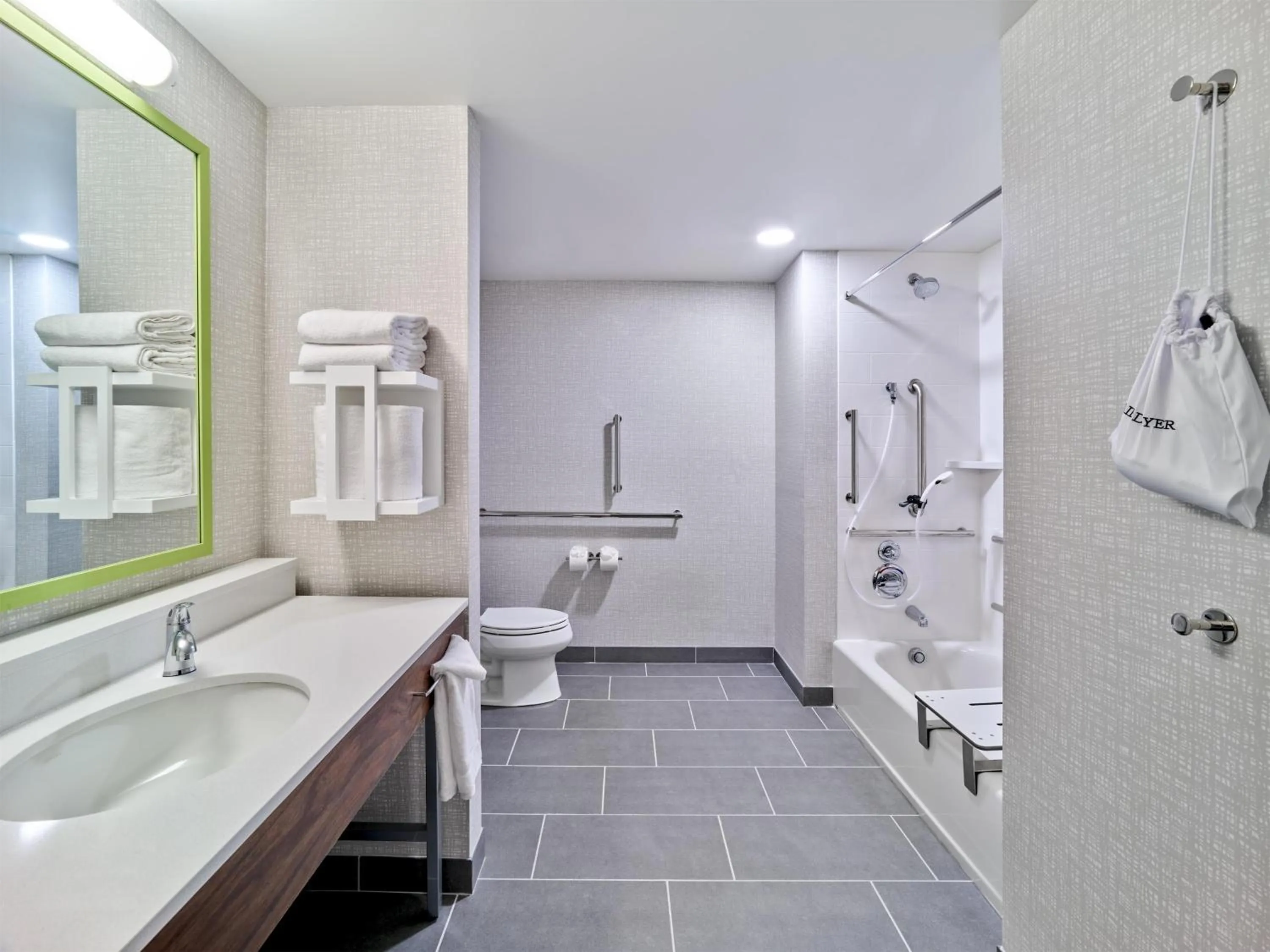 Bathroom in Hampton Inn & Suites Omaha Un Medical Center Area