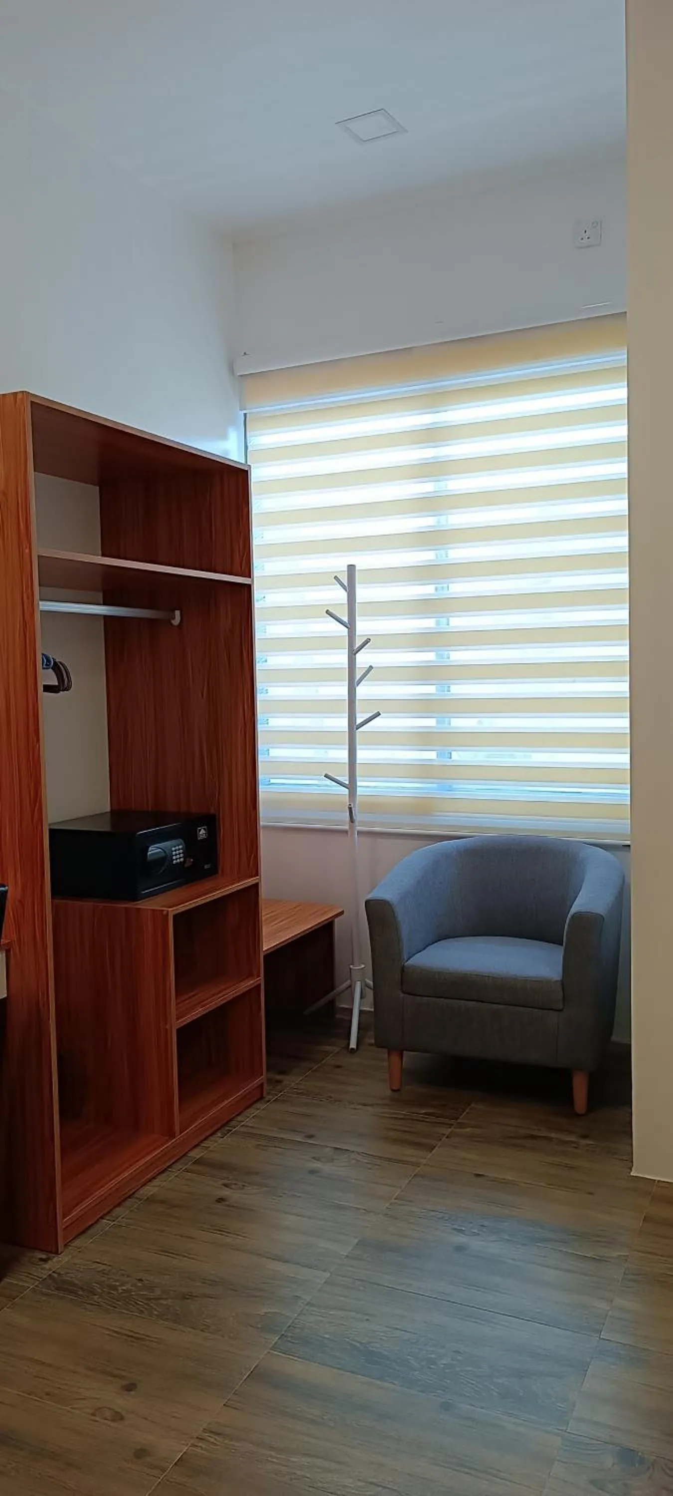 wardrobe in Manta Sky Inn