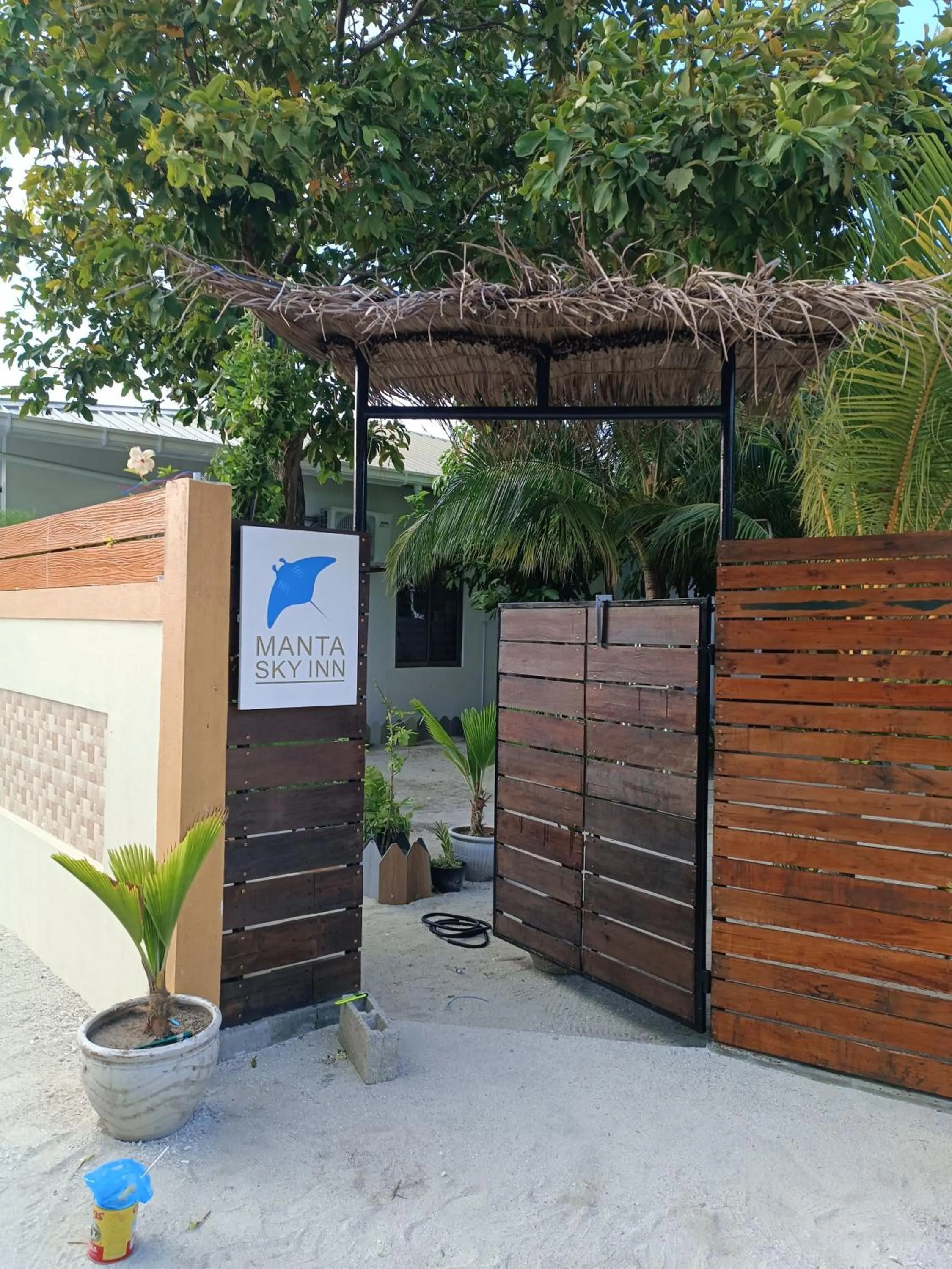 Facade/entrance in Manta Sky Inn