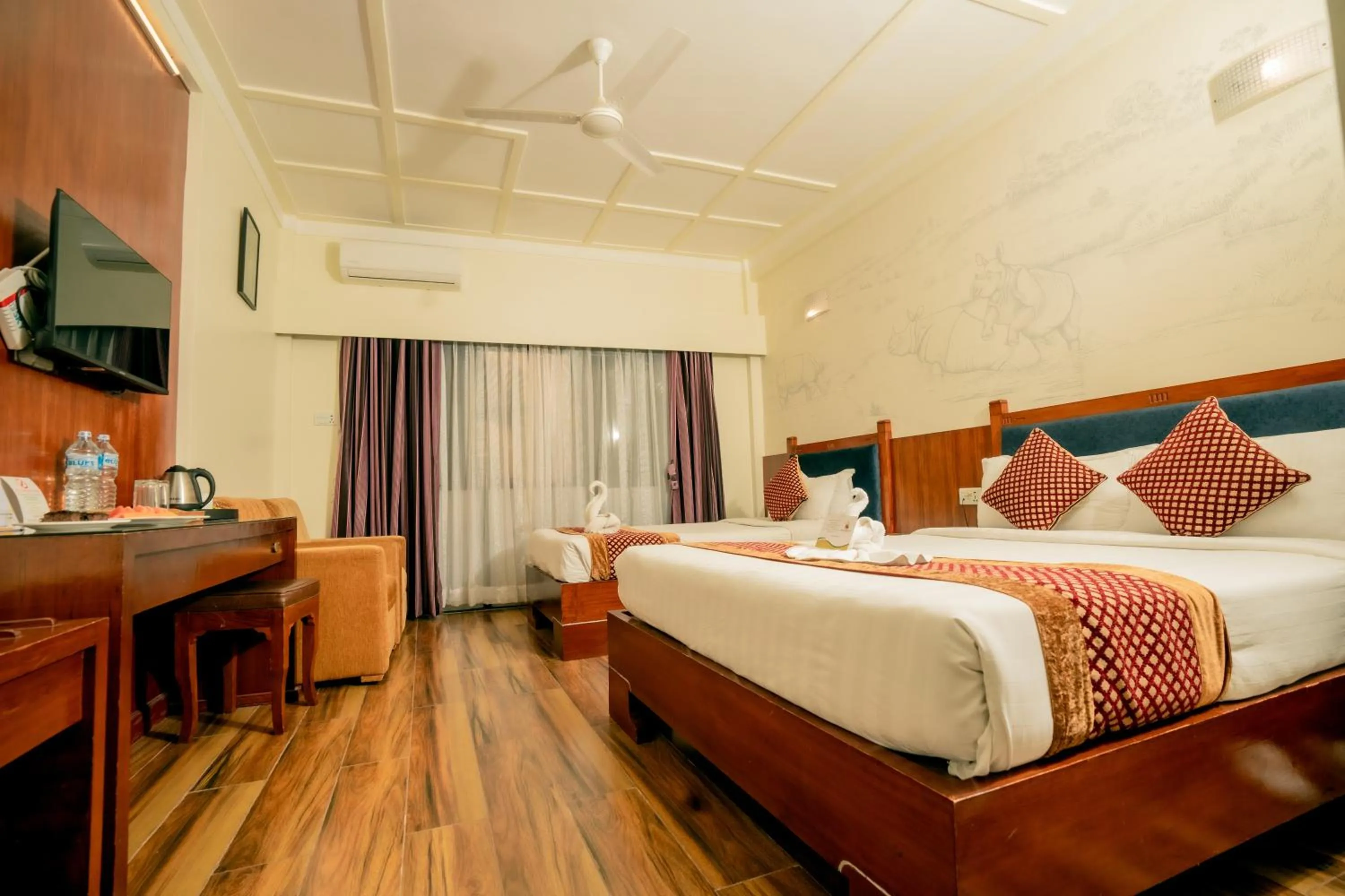 room service, Bed in Hotel Jungle Crown