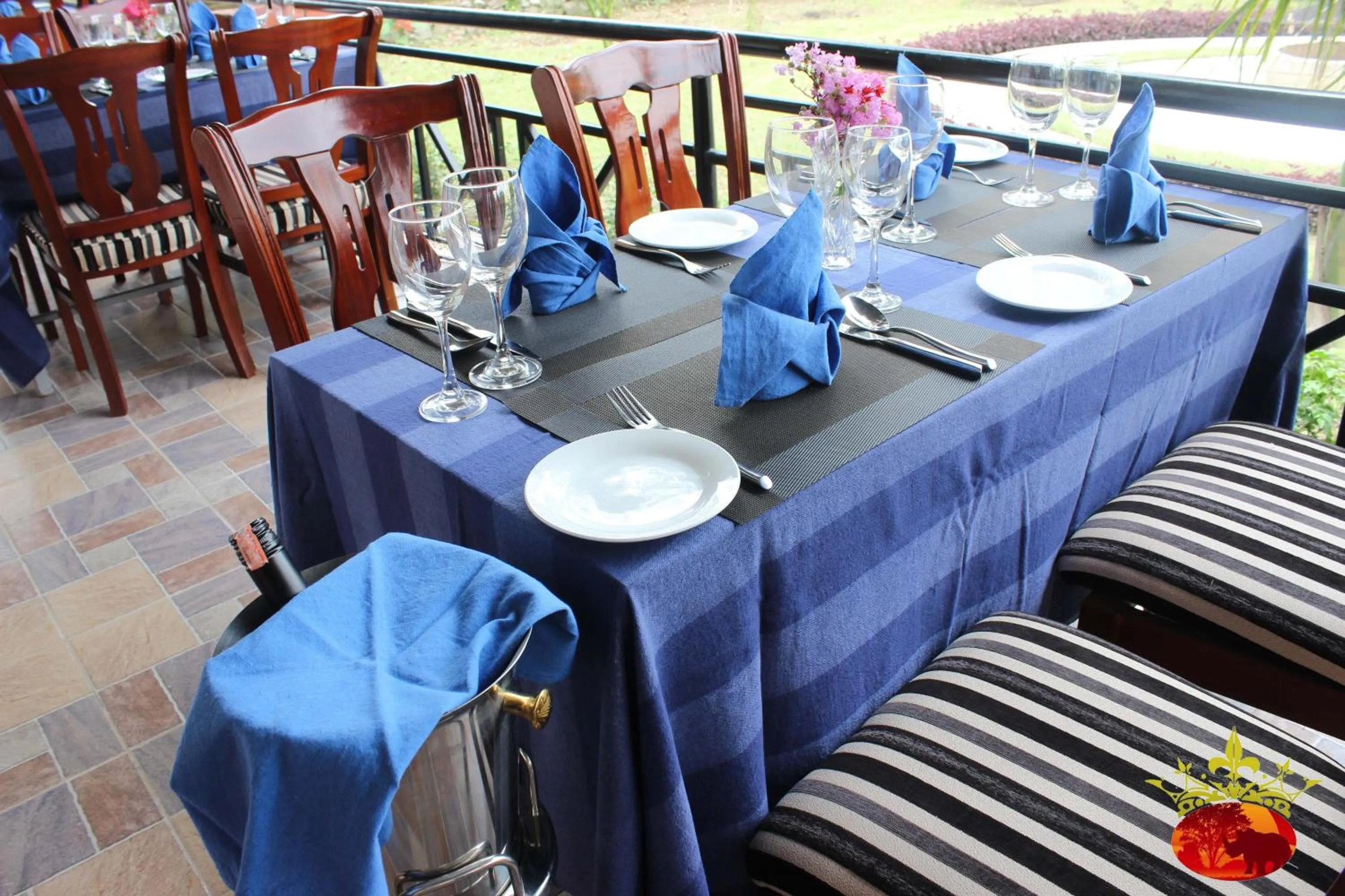 Restaurant/places to eat in Hotel Jungle Crown