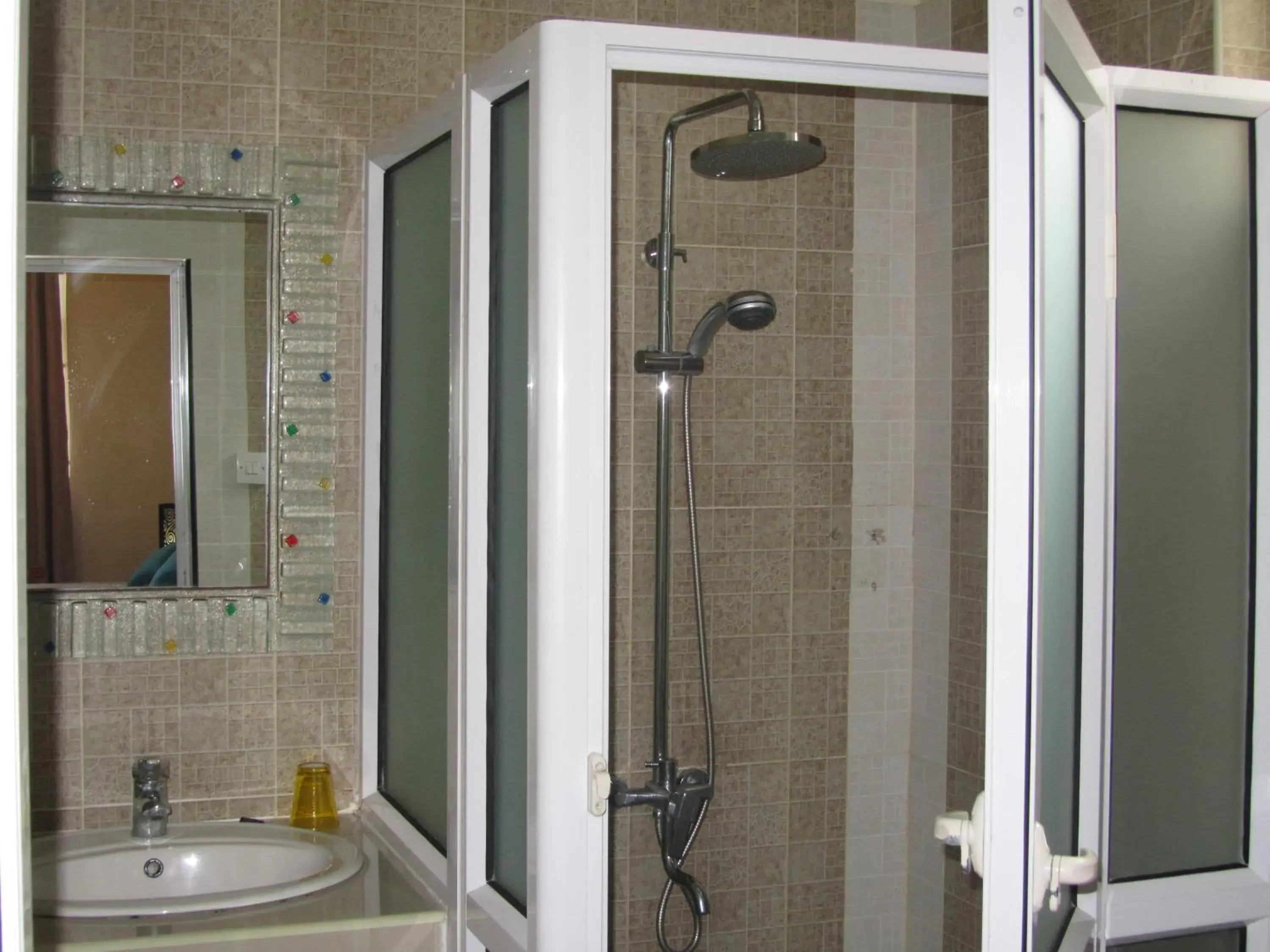 Shower, Bathroom in Lariad BnB