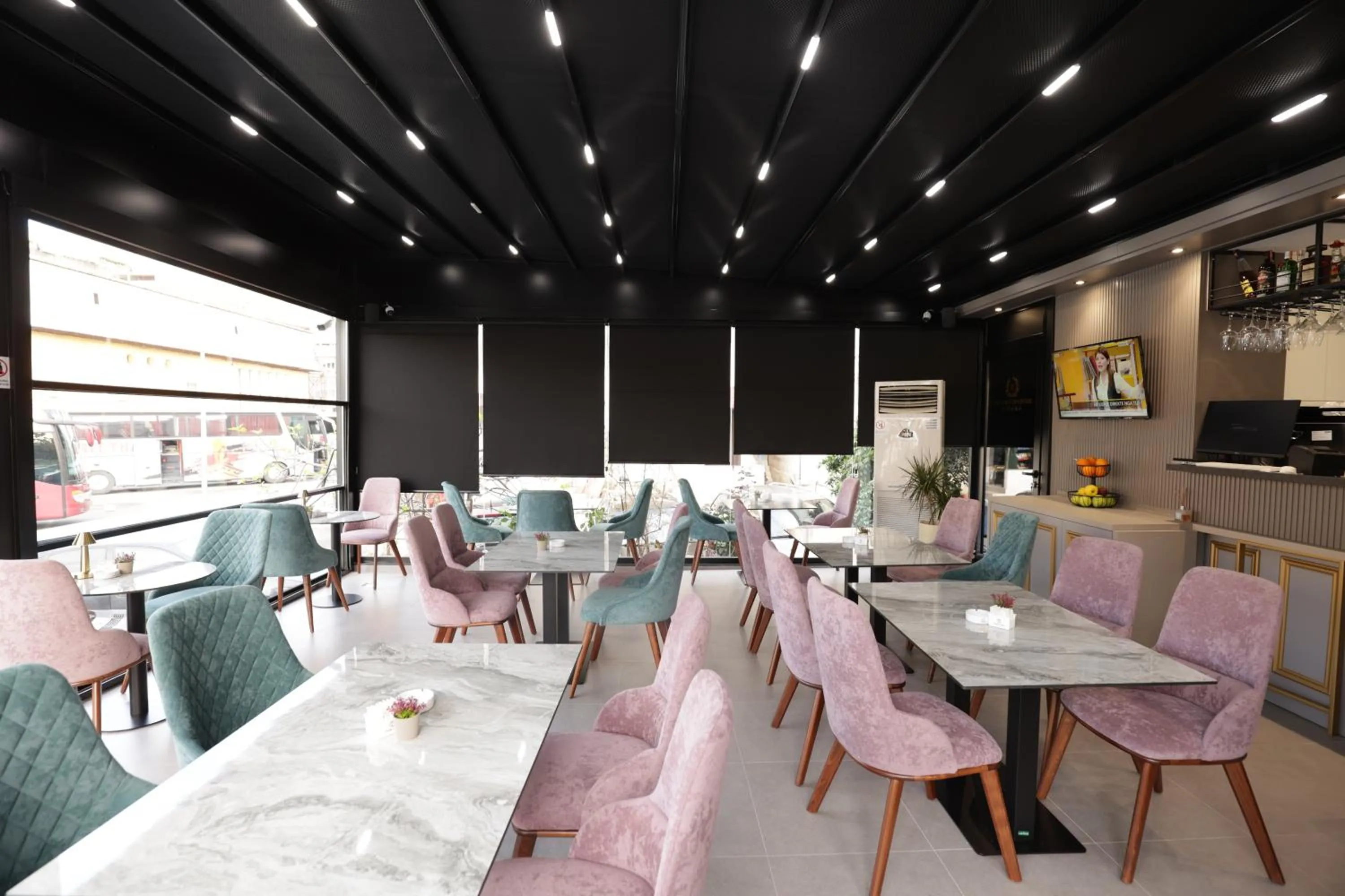 Restaurant/places to eat in Residence Inn Hotel