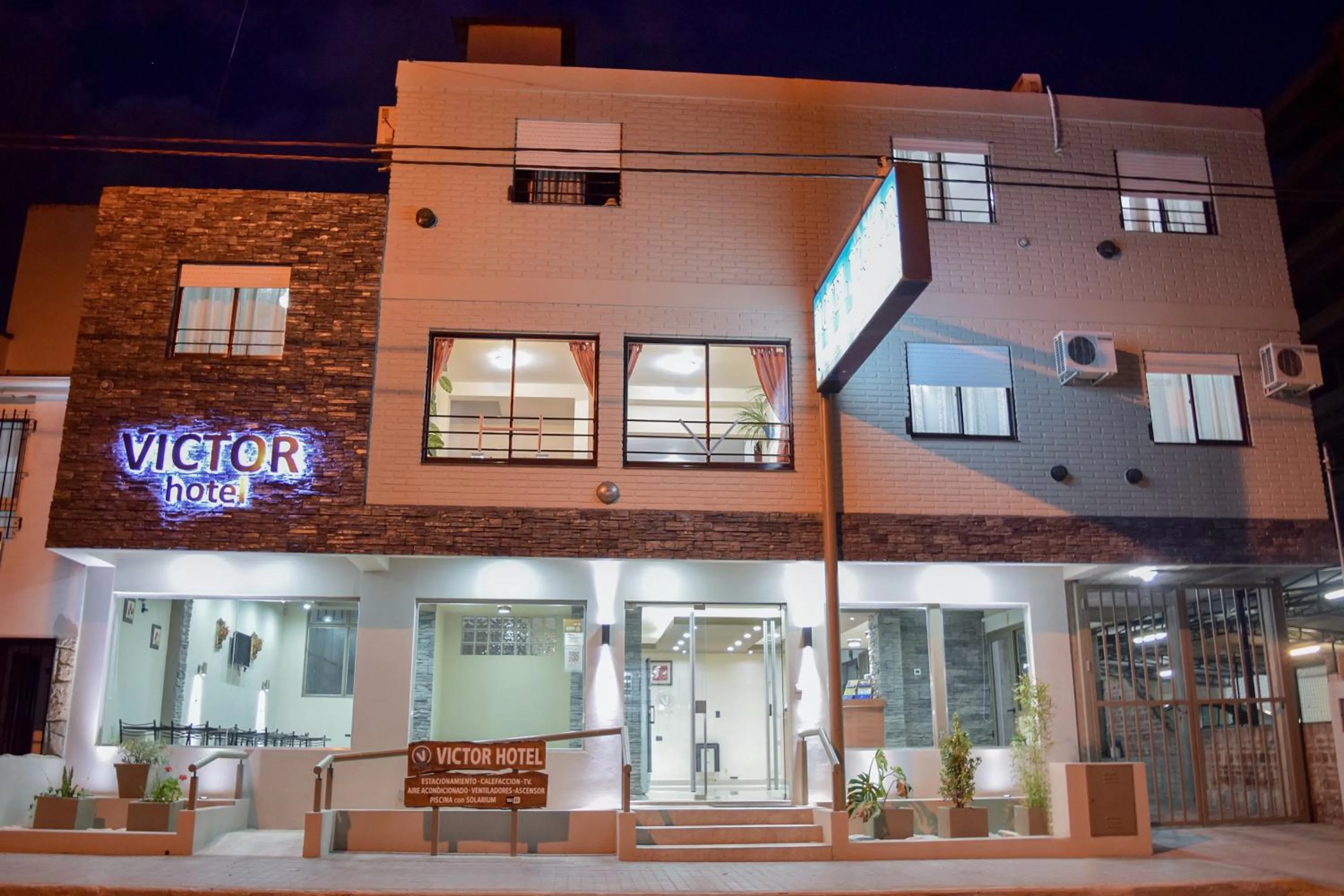 Facade/entrance in Victor Hotel