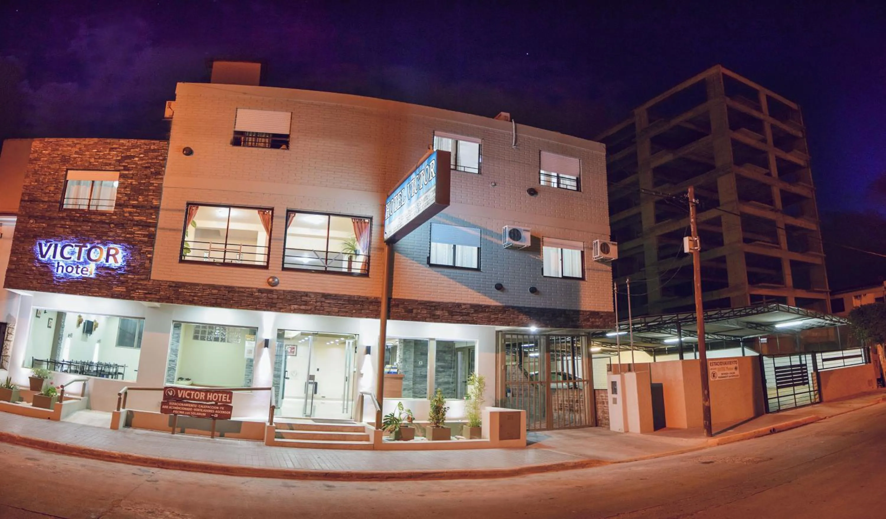 Facade/entrance in Victor Hotel