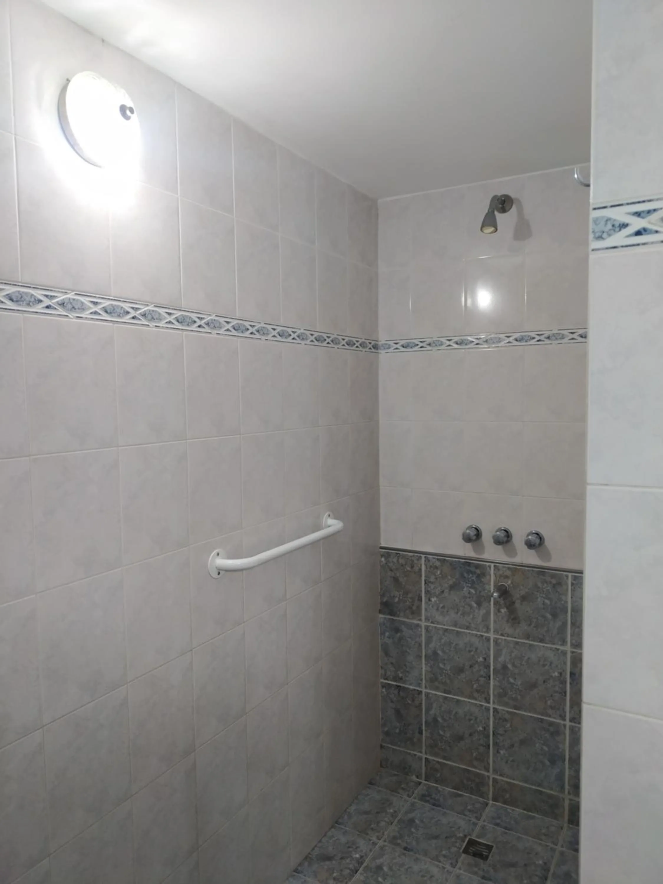 Bathroom in Victor Hotel