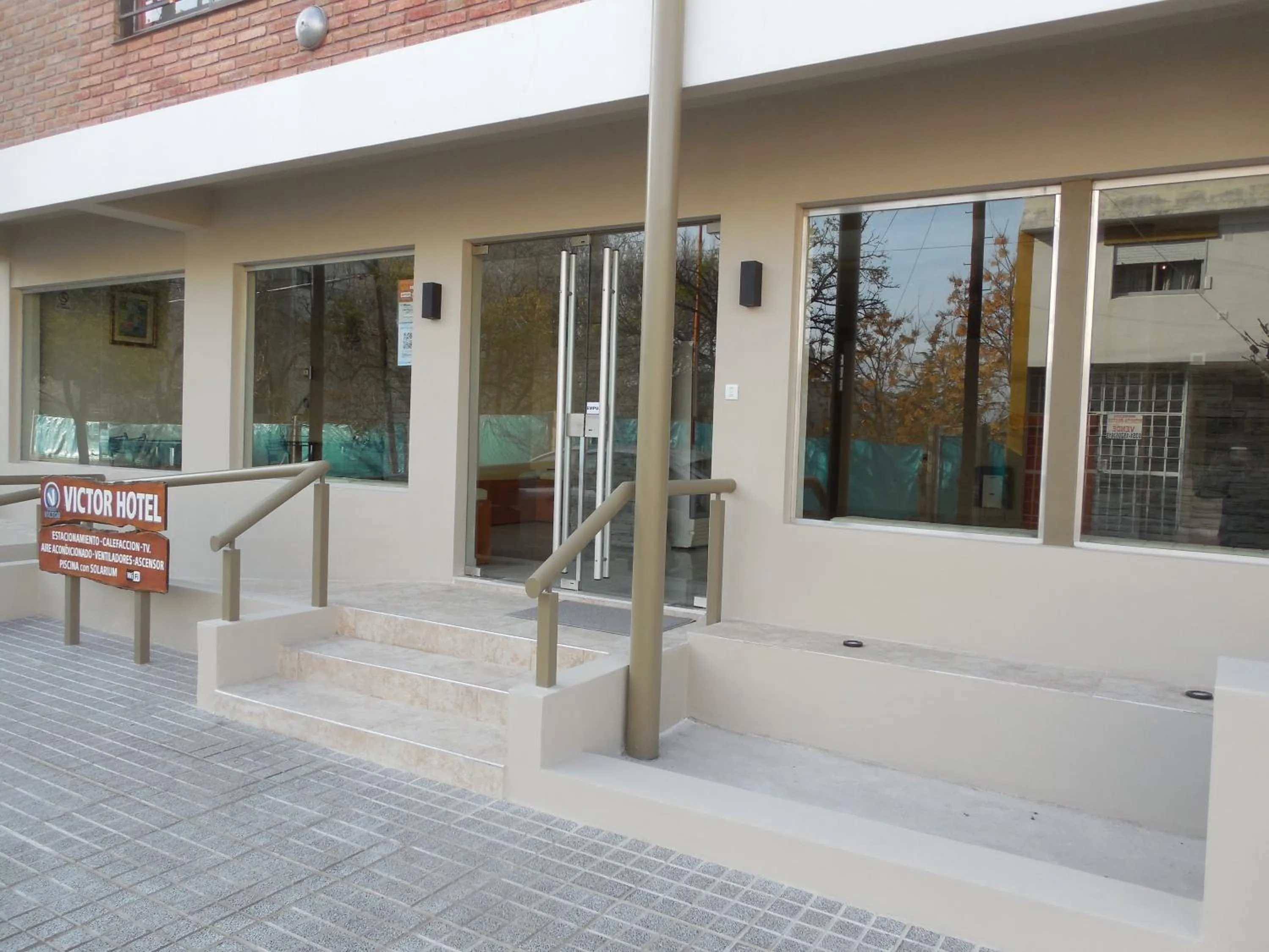 Facade/entrance in Victor Hotel
