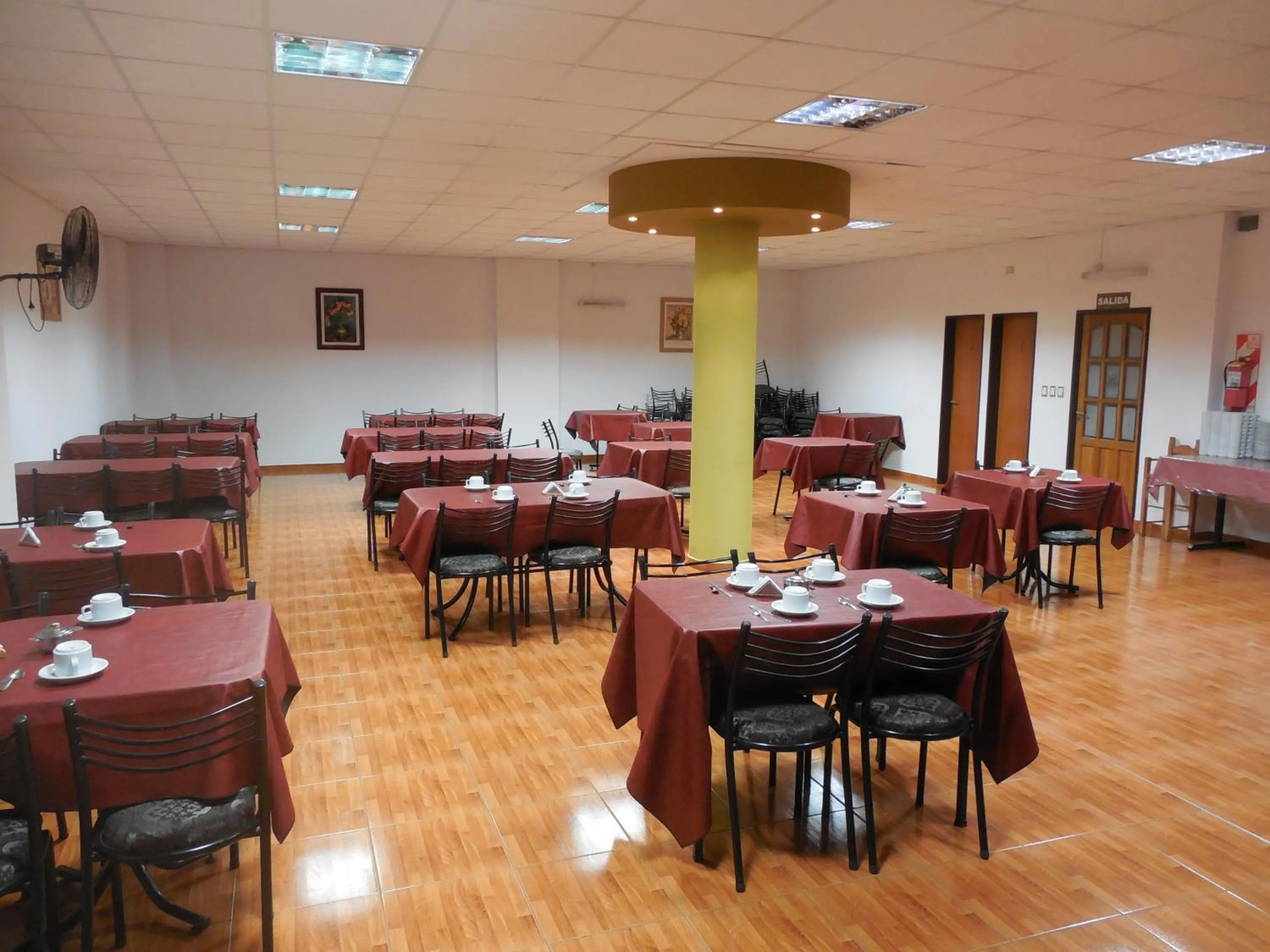 Restaurant/places to eat in Victor Hotel