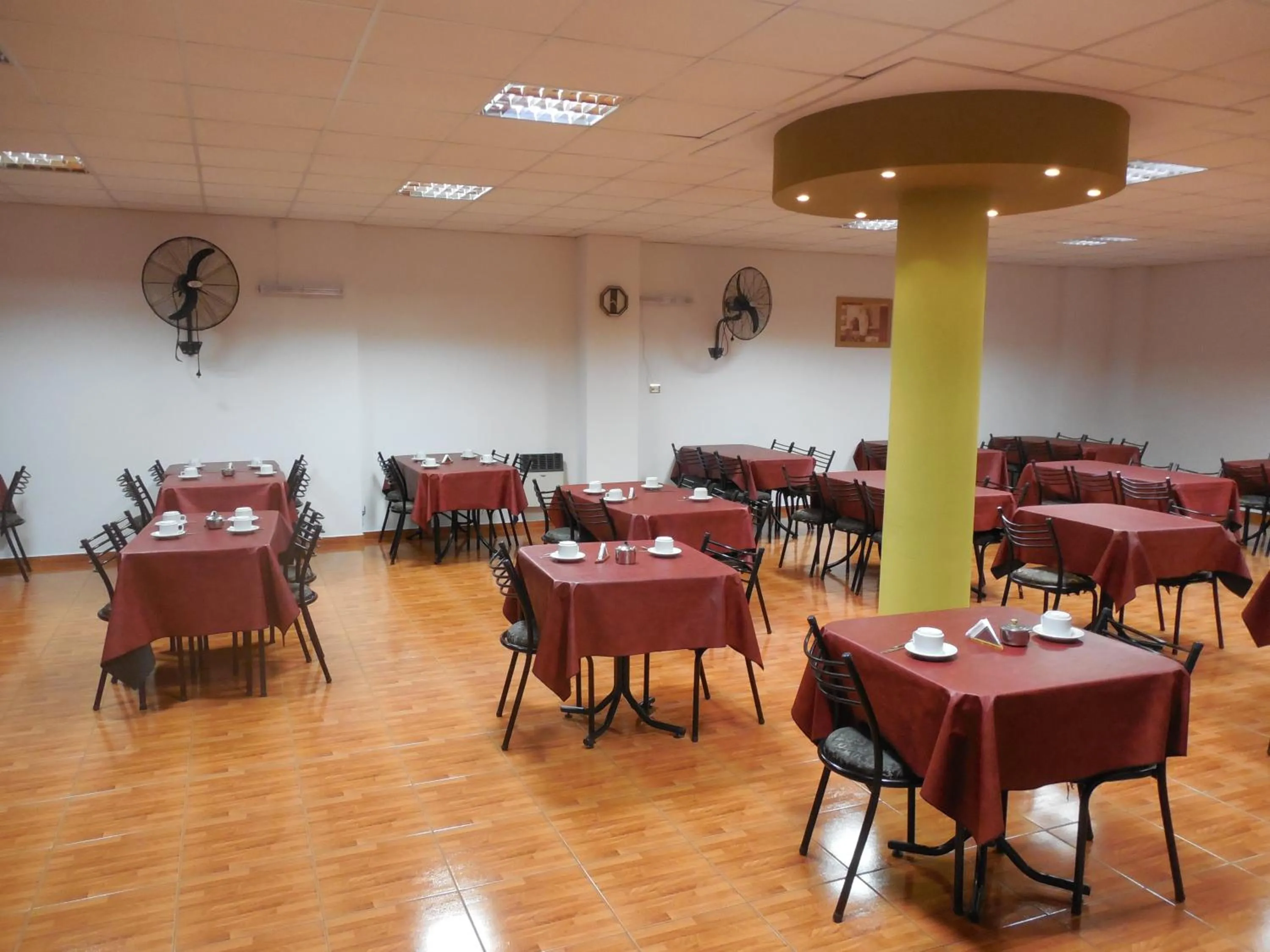 Restaurant/places to eat in Victor Hotel
