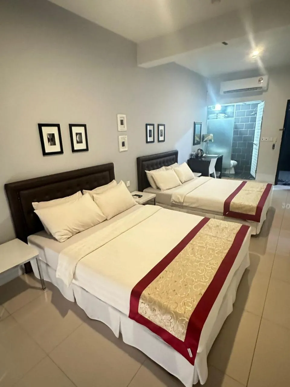 Bed in KINGSMAN BOUTIQUE HOTEL