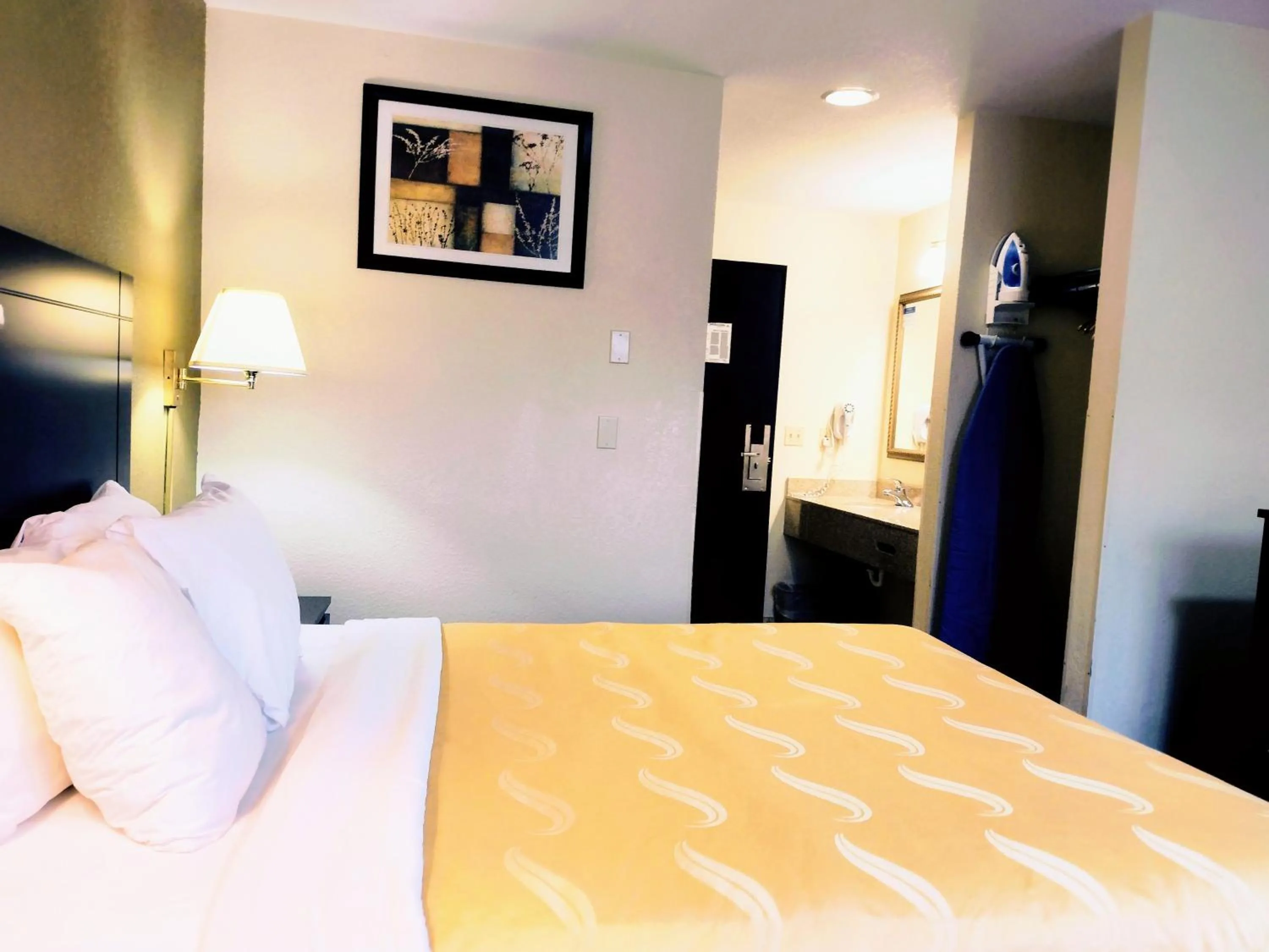 Bed in Quality Inn Centralia Chehalis