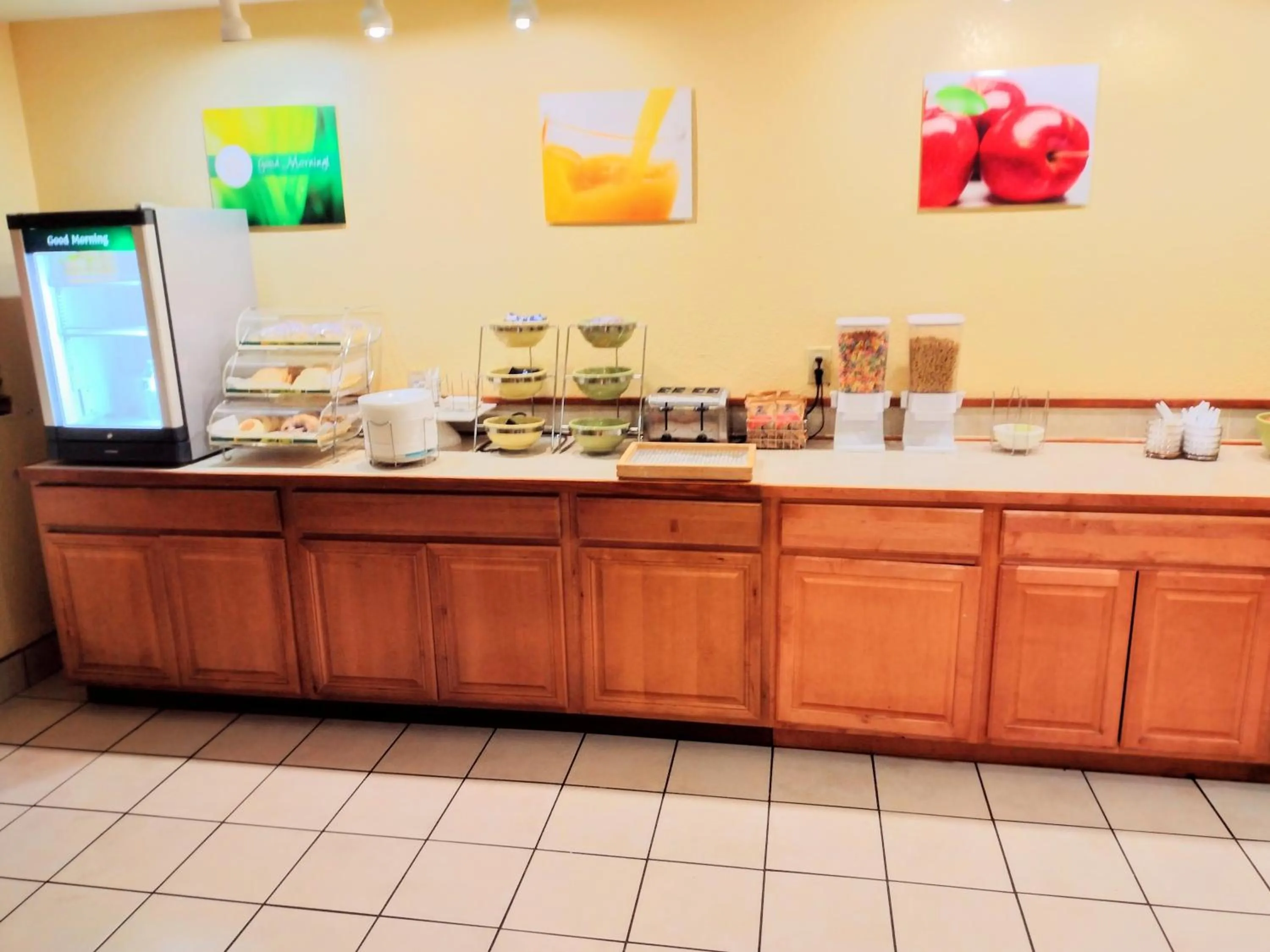 Buffet breakfast in Quality Inn Centralia Chehalis