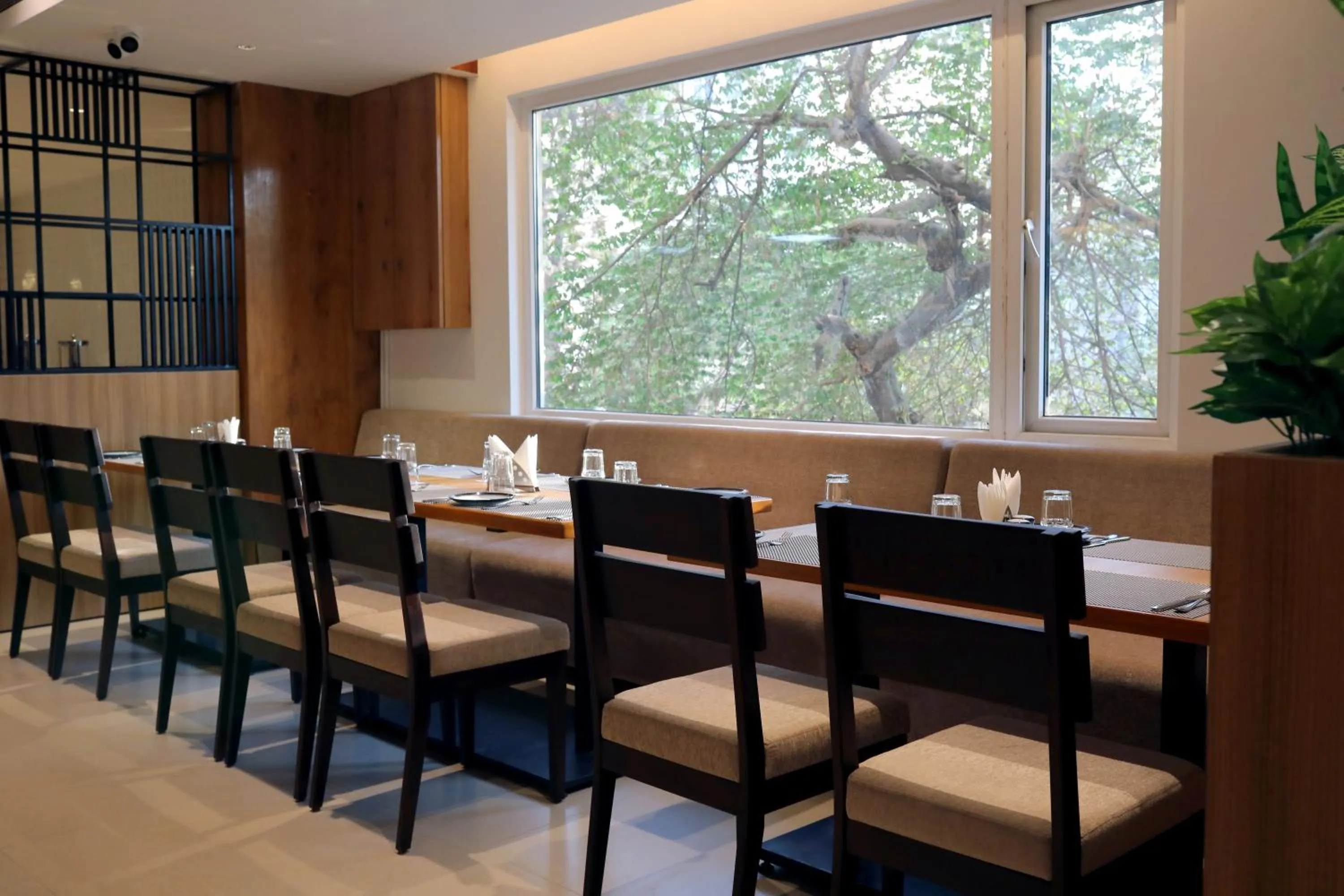 Restaurant/places to eat in Icon Grand Hotel By Bhagini