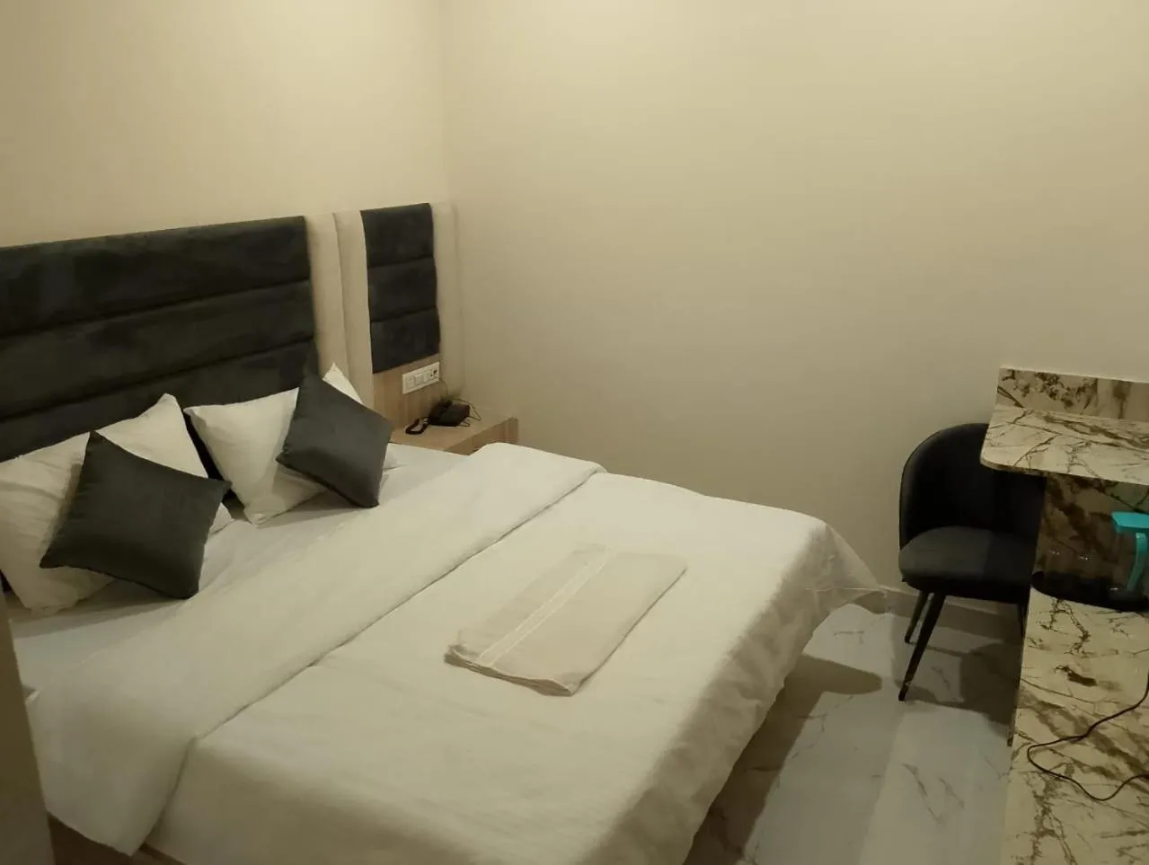 Bed in Hotel LR Delite Inn