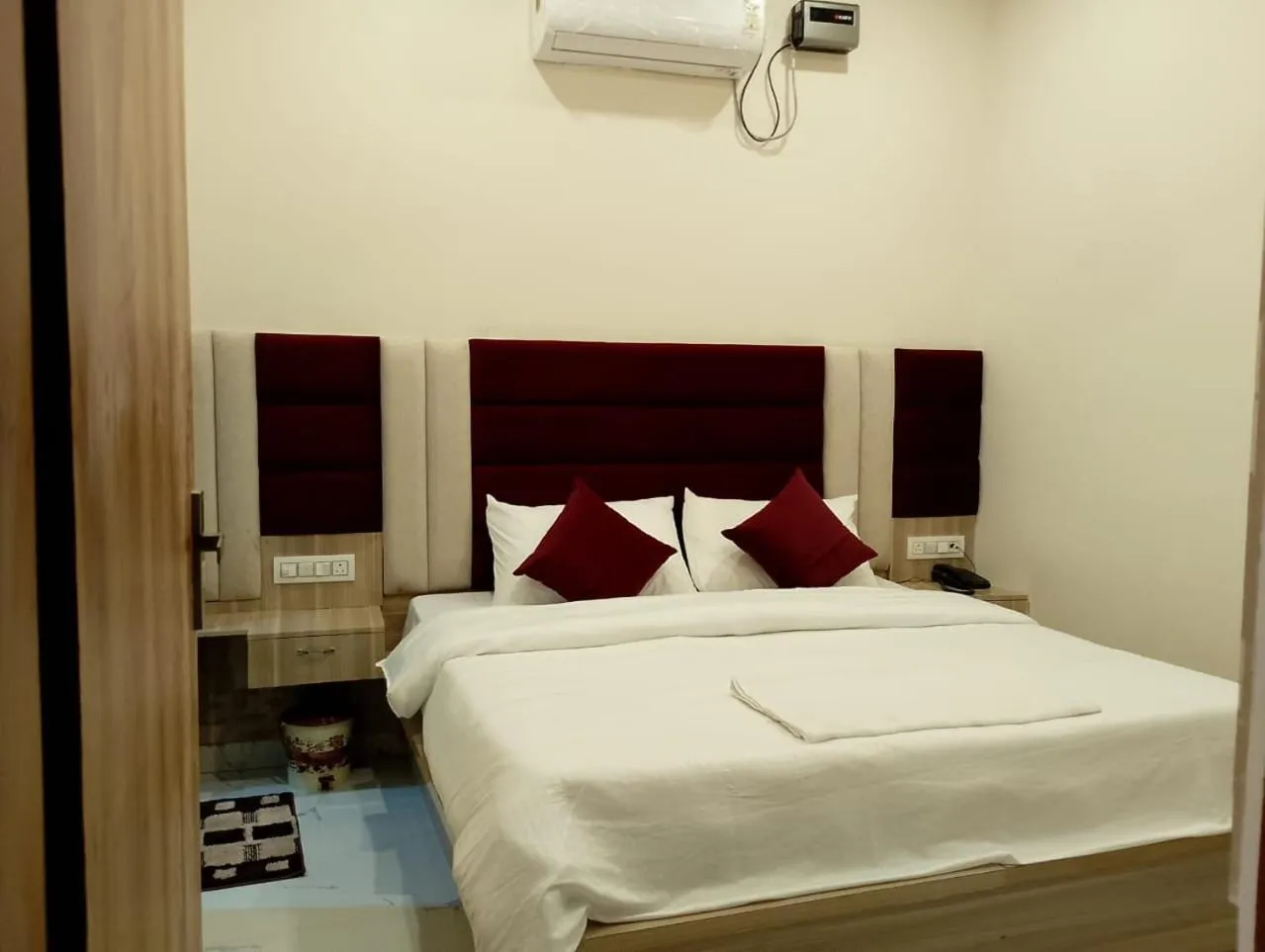 Bed in Hotel LR Delite Inn