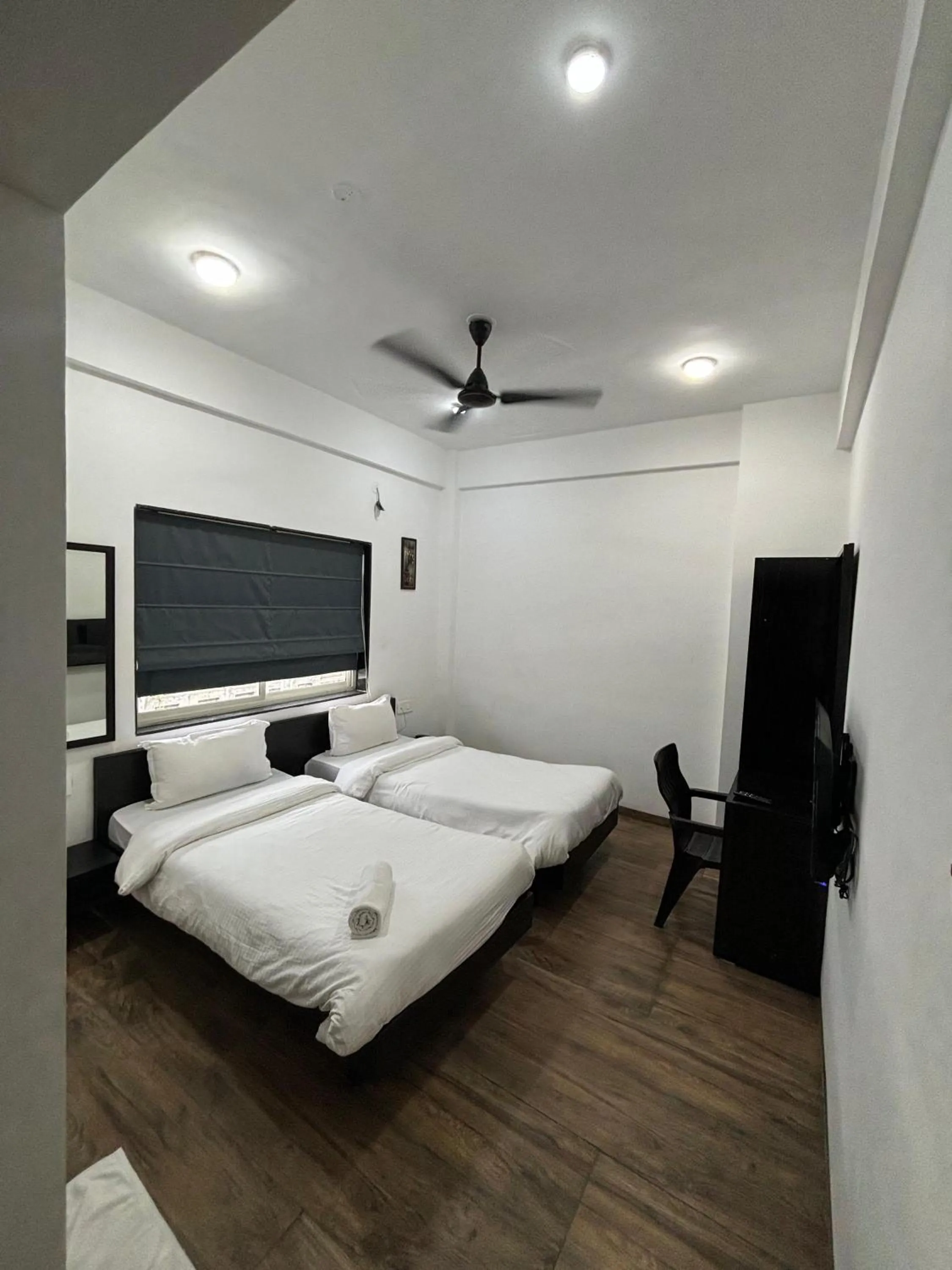 Photo of the whole room, Bed in Sunny Executive