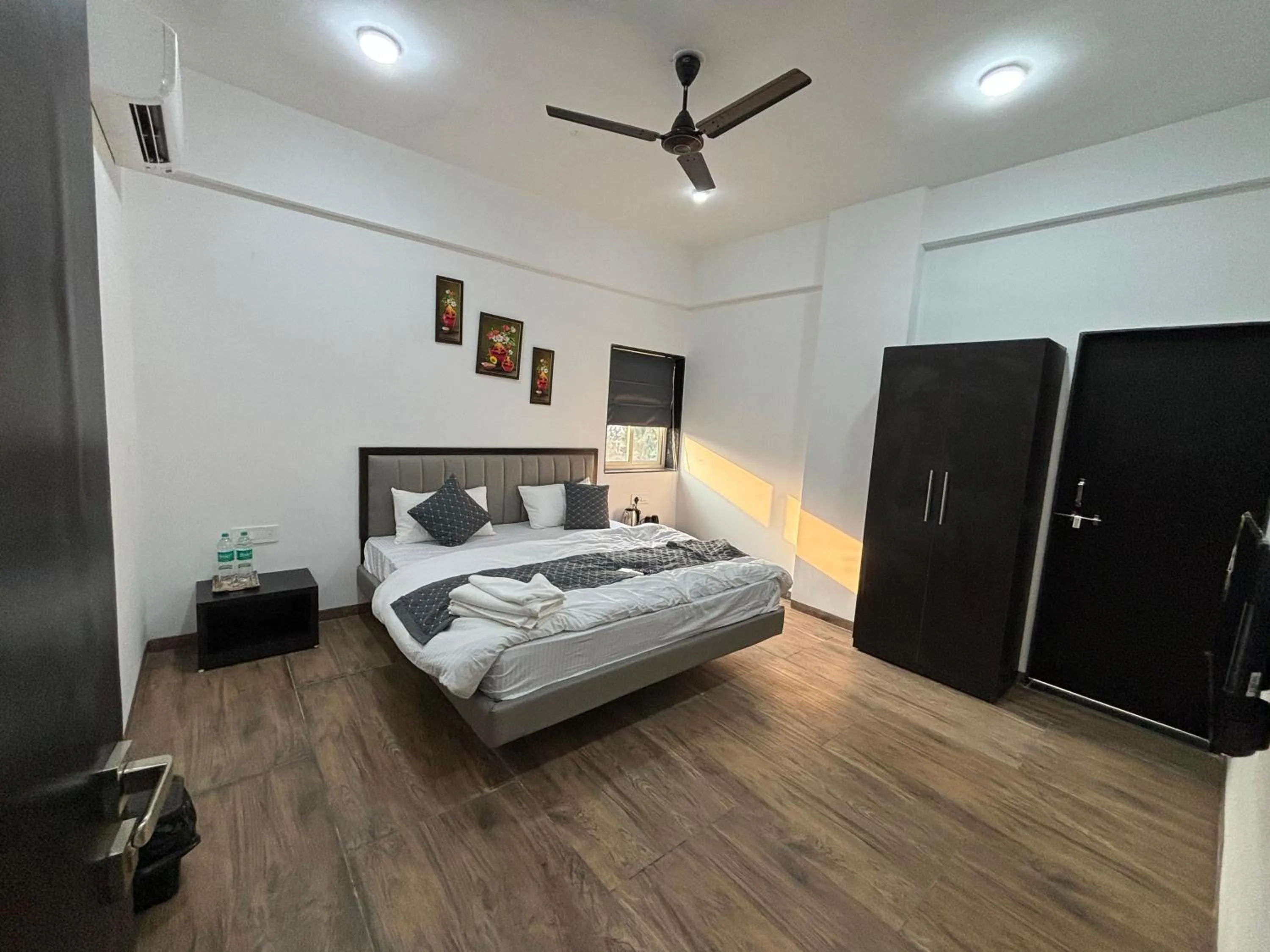 Photo of the whole room, Bed in Sunny Executive