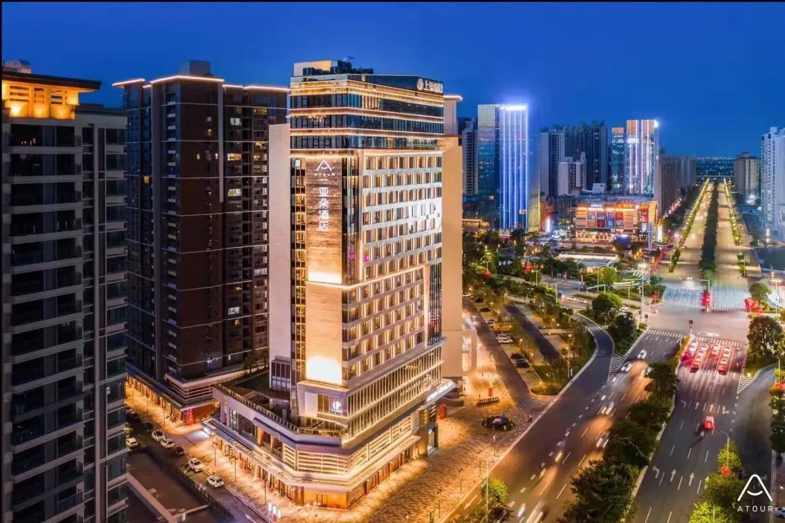 Property building in Atour Hotel Zhongshan North Station V-PARK Plaza Property building in Atour Hotel Zhongshan North Station V-PARK Plaza