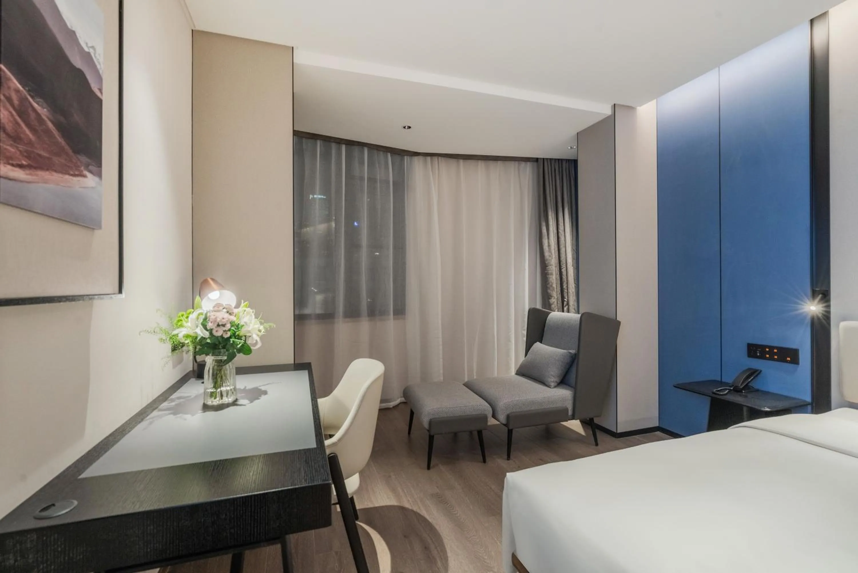 Seating area, Bed in Atour Hotel Jiuyanqiao Niwangmiao Metro Chengdu
