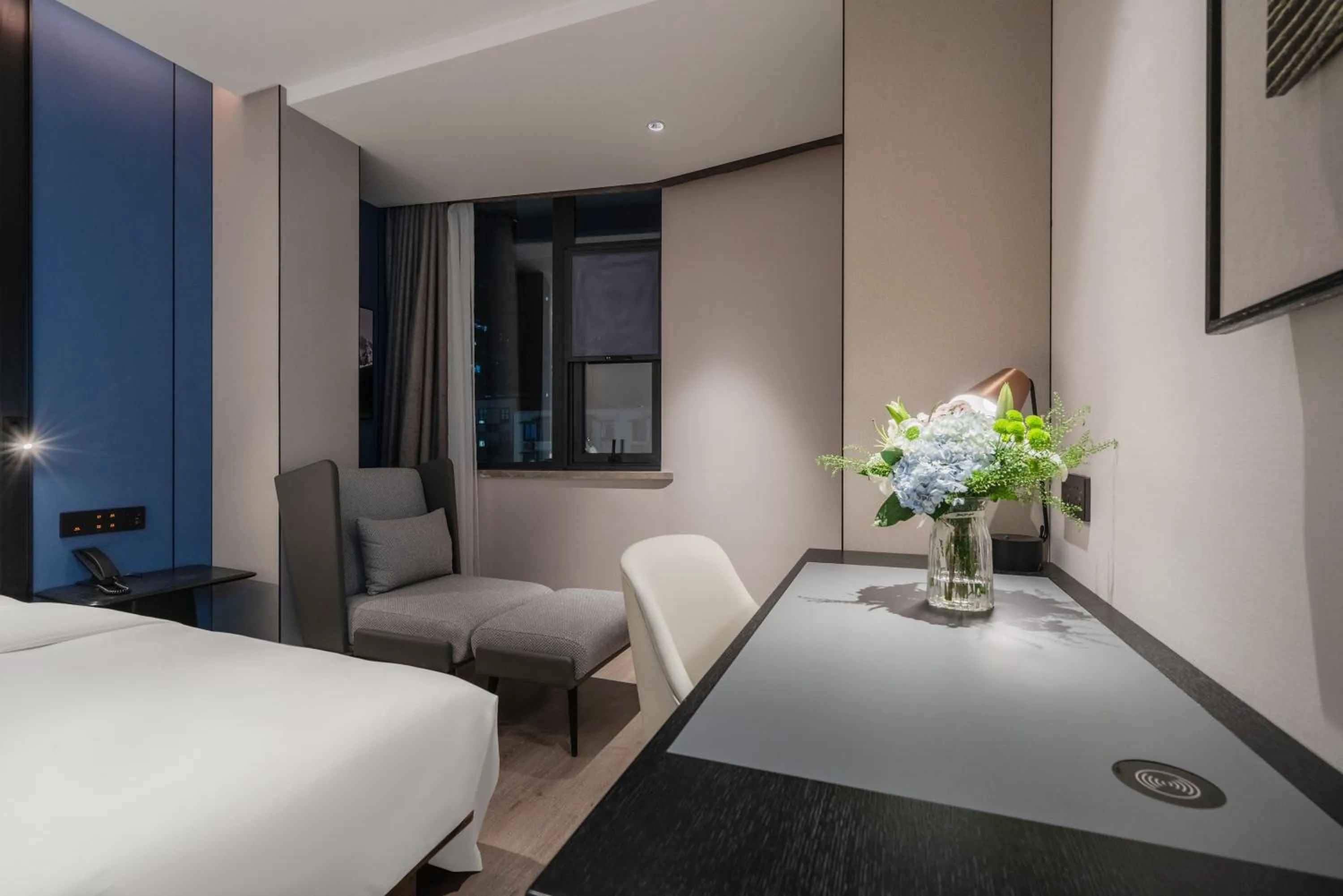 Seating area, Bed in Atour Hotel Jiuyanqiao Niwangmiao Metro Chengdu