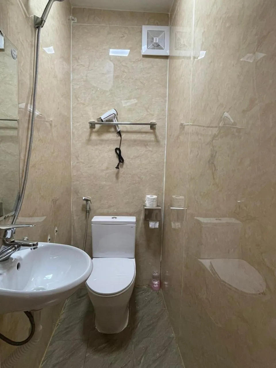 Toilet in Nhật's Sapa Central Hostel