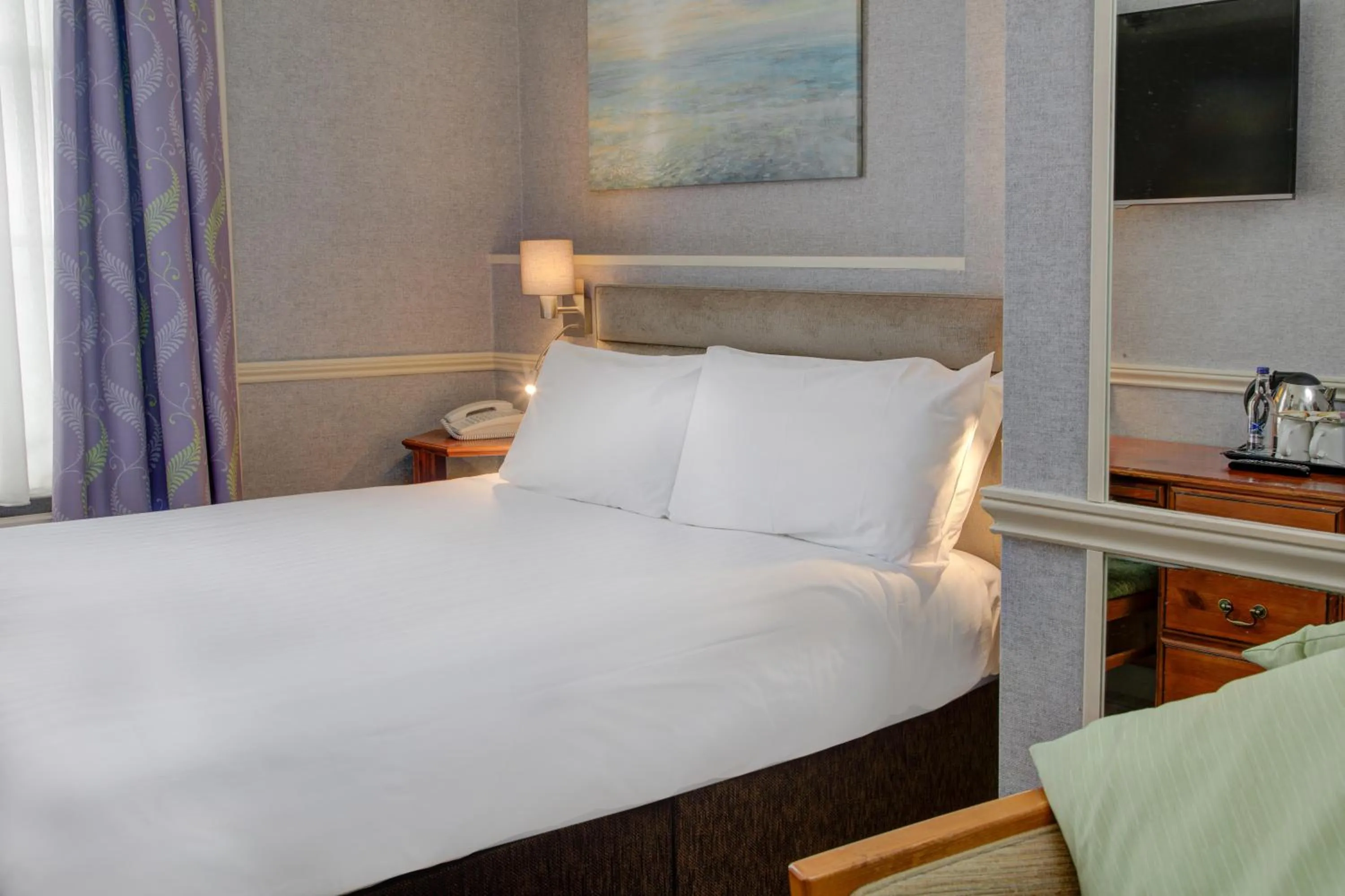 Bedroom, Bed in Old Hunstanton Le Strange Arms Hotel