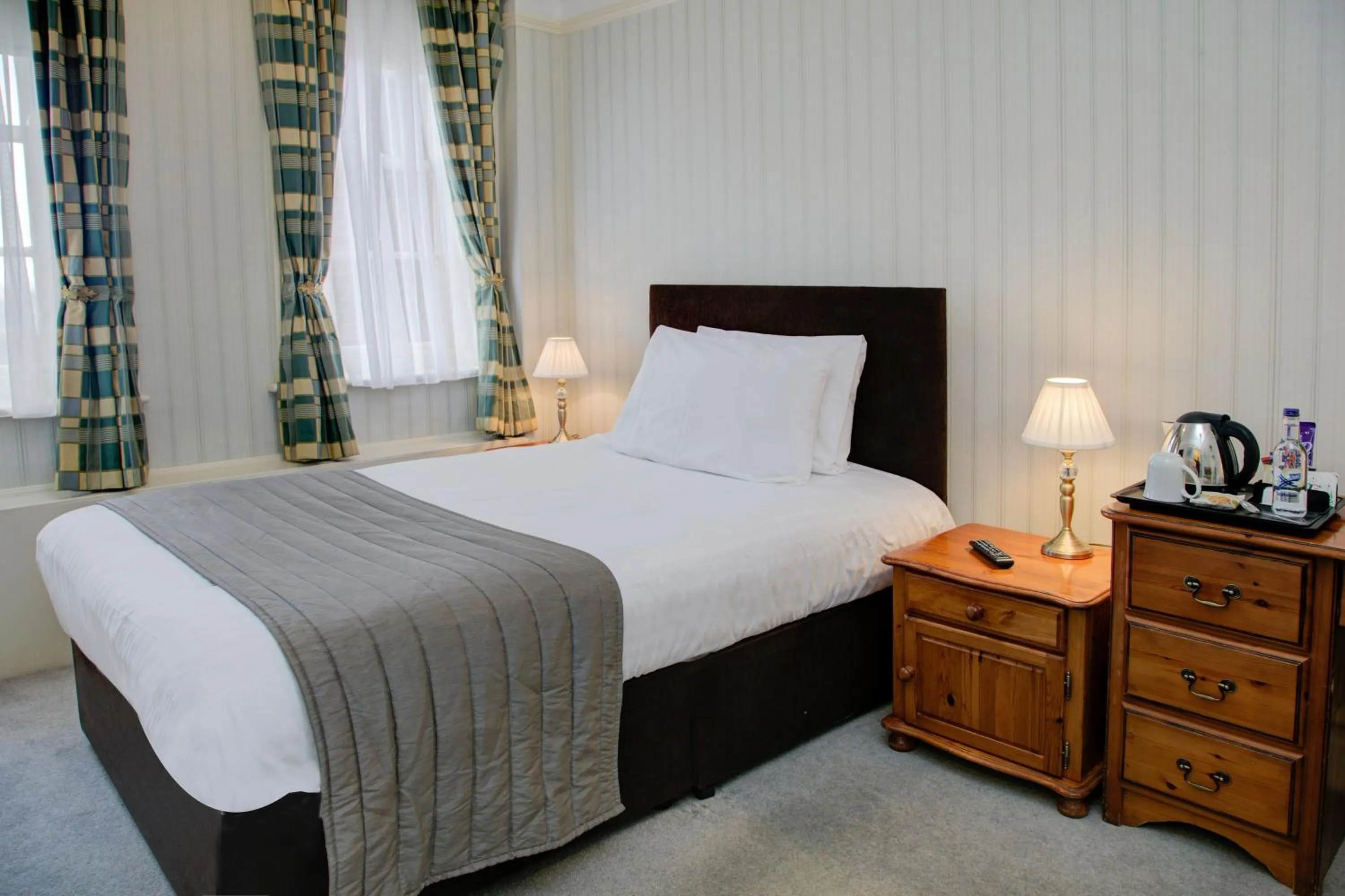 Bedroom, Bed in Old Hunstanton Le Strange Arms Hotel