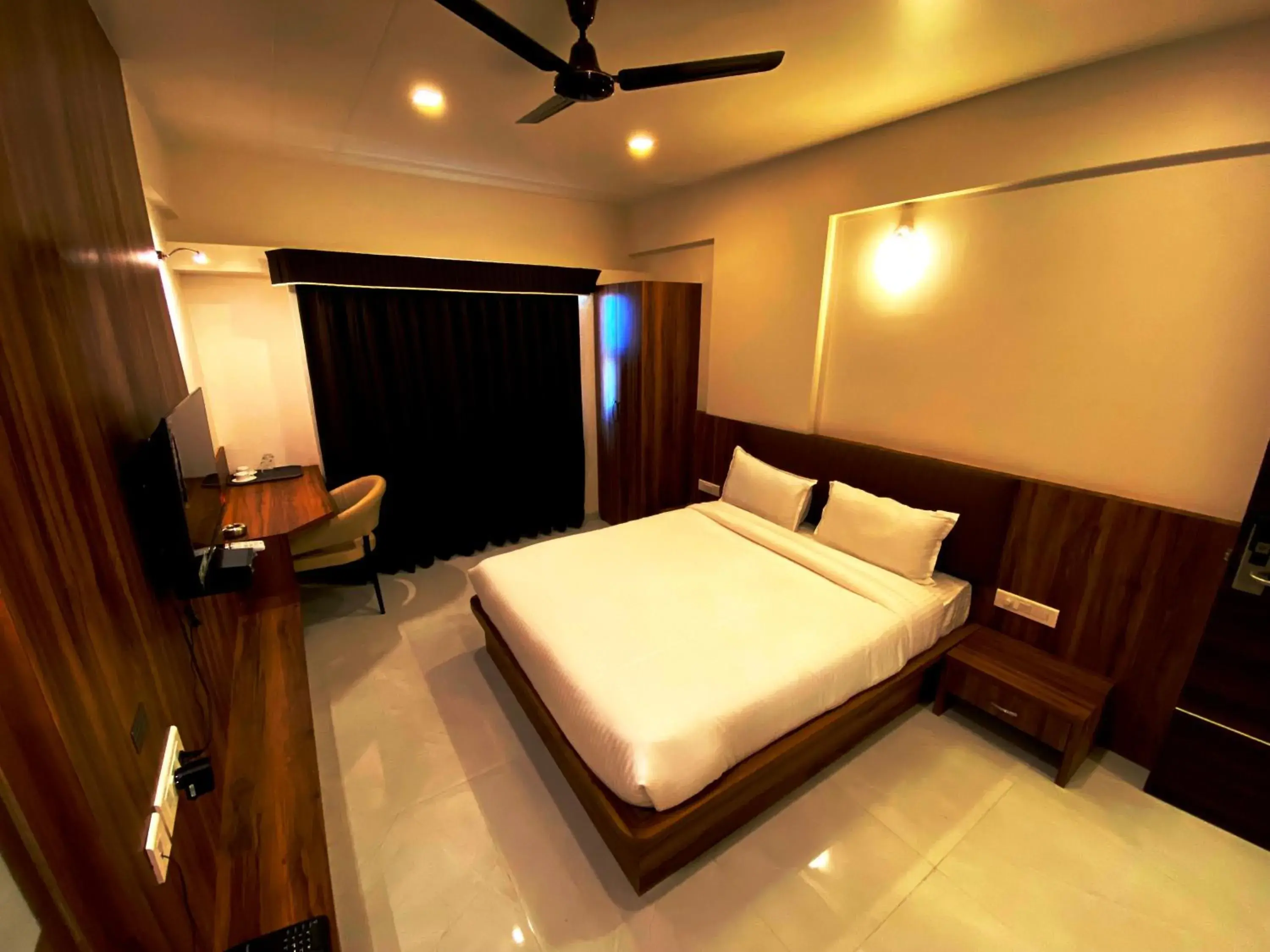 Standard King Room in The Grand Sarovar Inn And Suites Standard King Room in The Grand Sarovar Inn And Suites