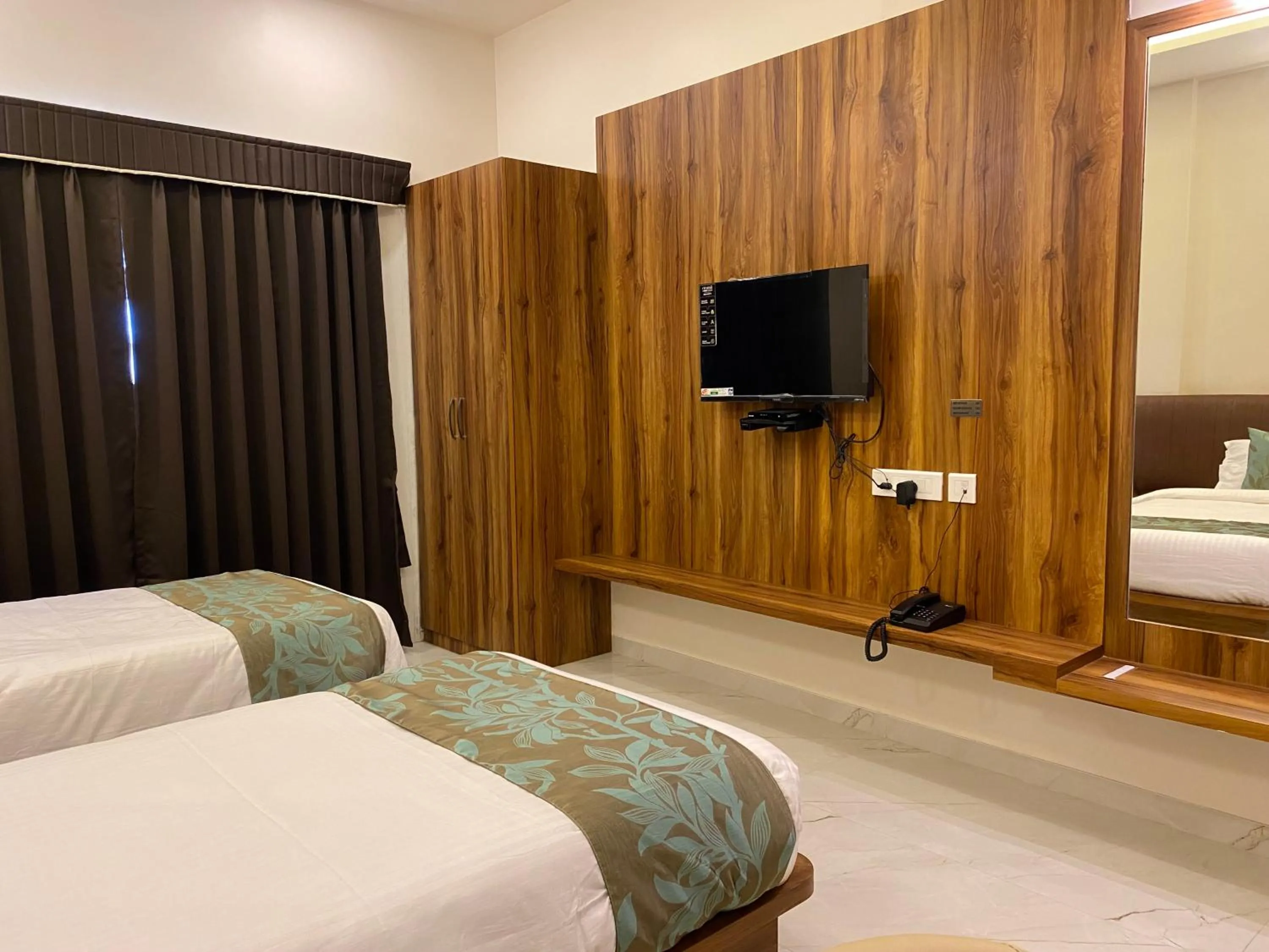 The Grand Sarovar Inn And Suites