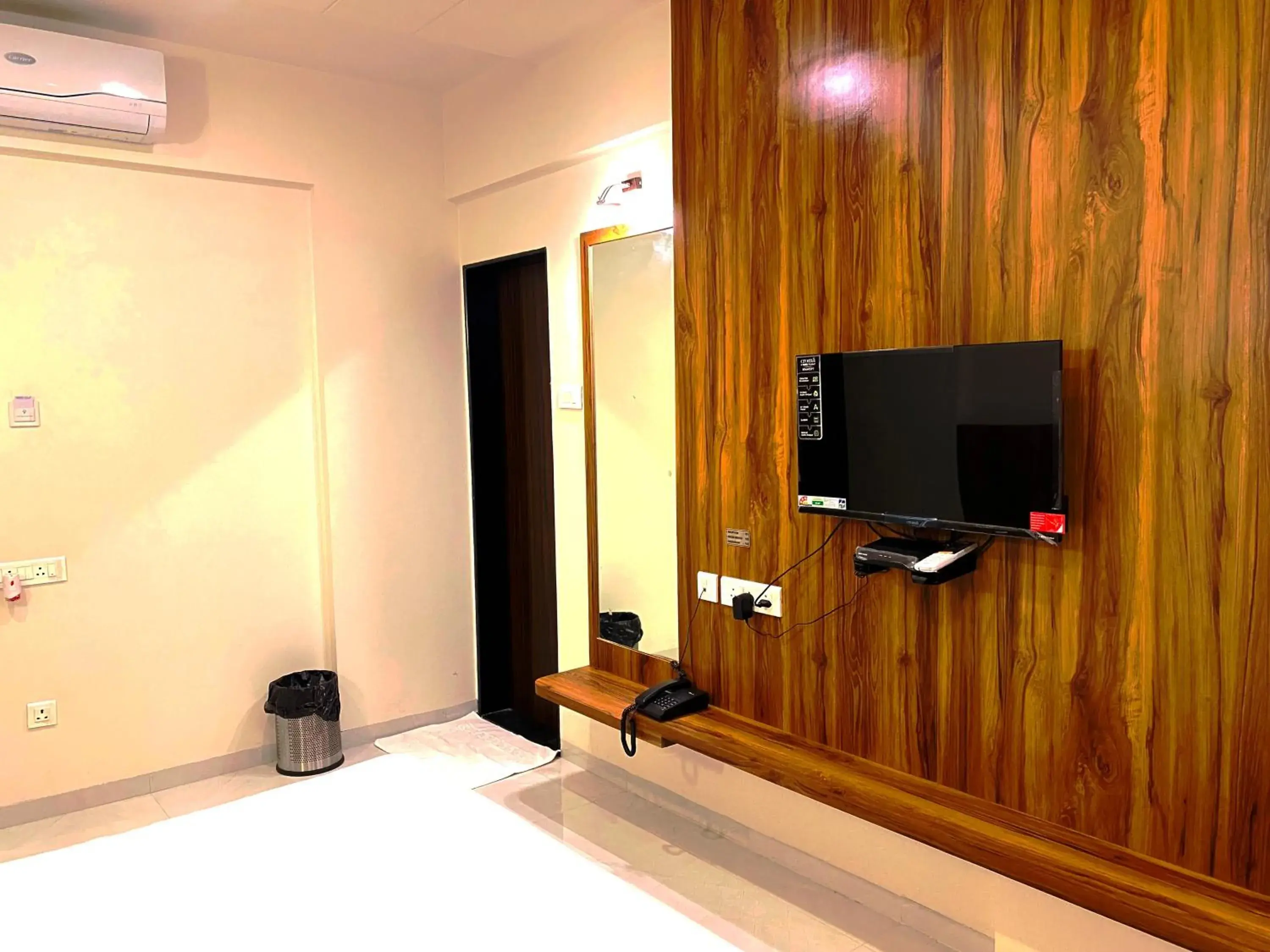 Standard King Room in The Grand Sarovar Inn And Suites Standard King Room in The Grand Sarovar Inn And Suites