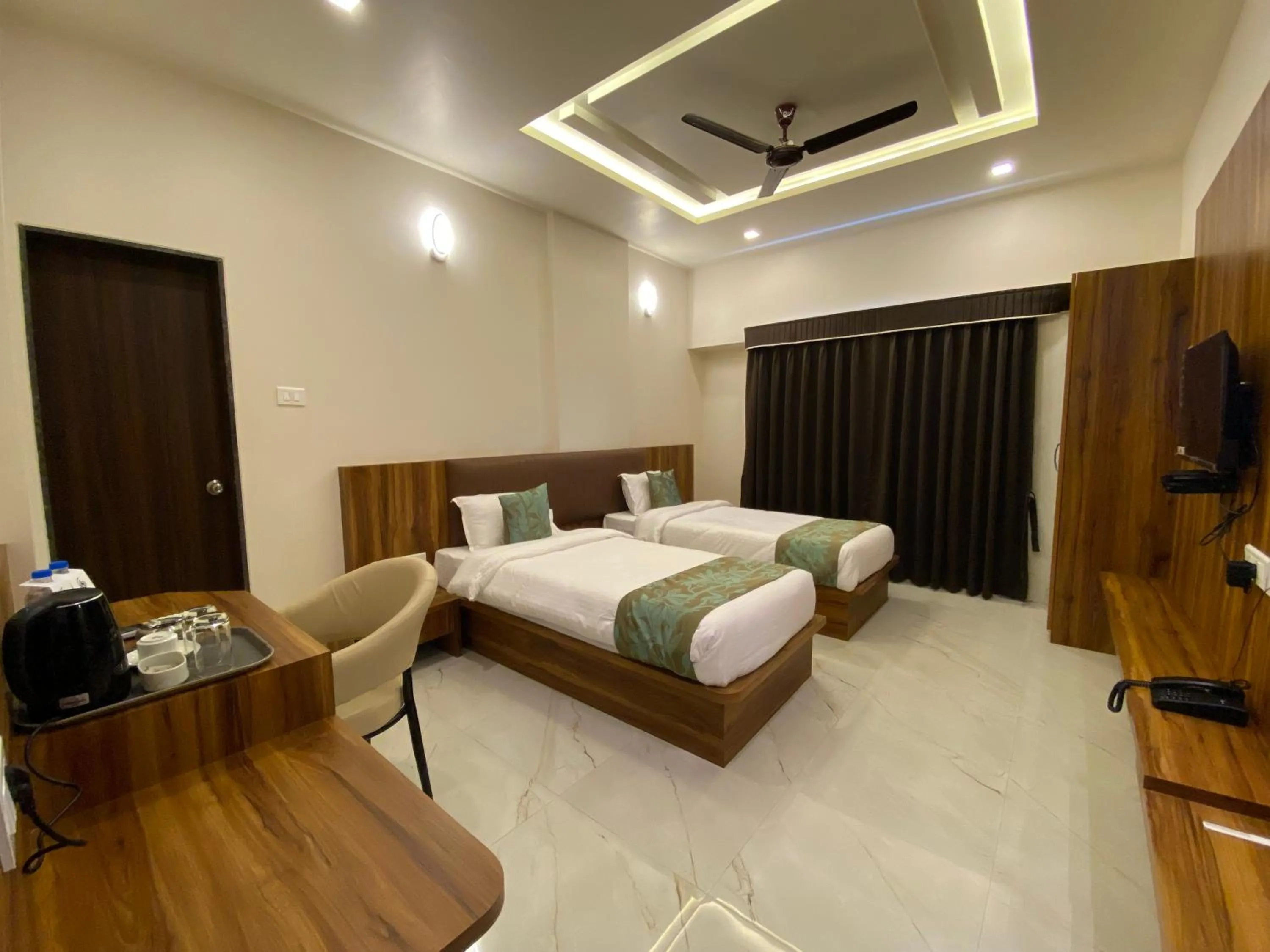 The Grand Sarovar Inn And Suites