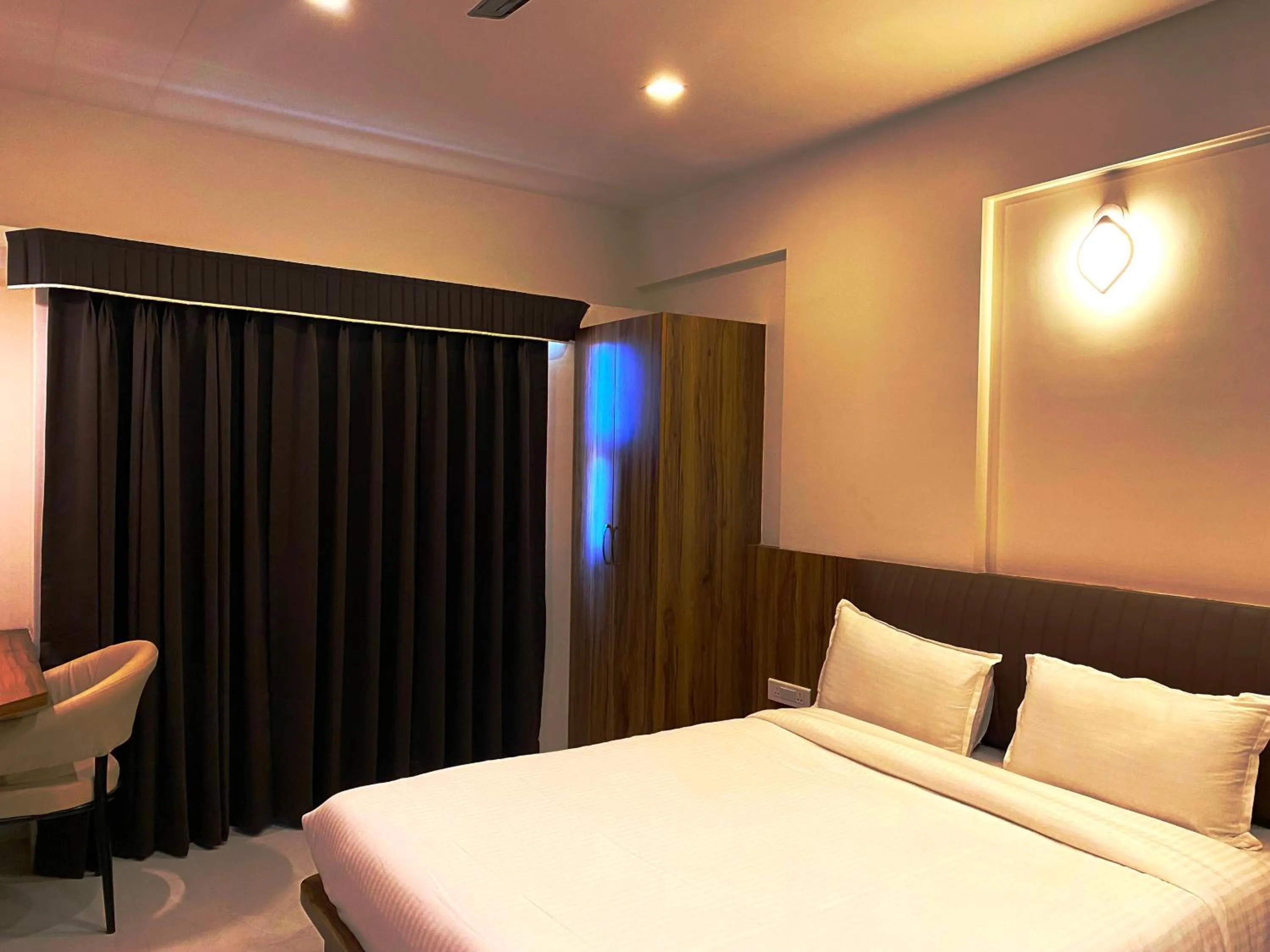 The Grand Sarovar Inn And Suites