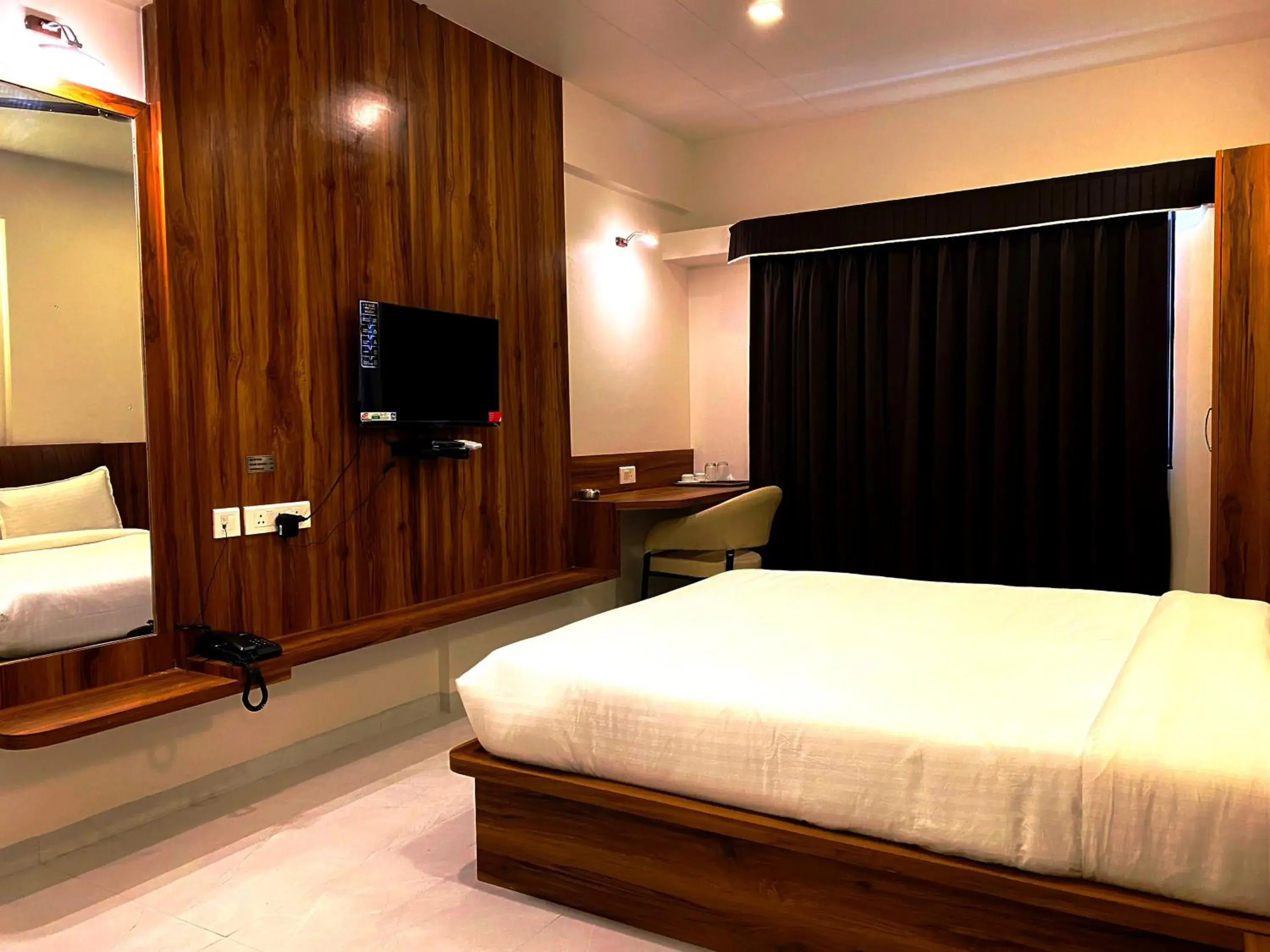 Standard King Room in The Grand Sarovar Inn And Suites Standard King Room in The Grand Sarovar Inn And Suites