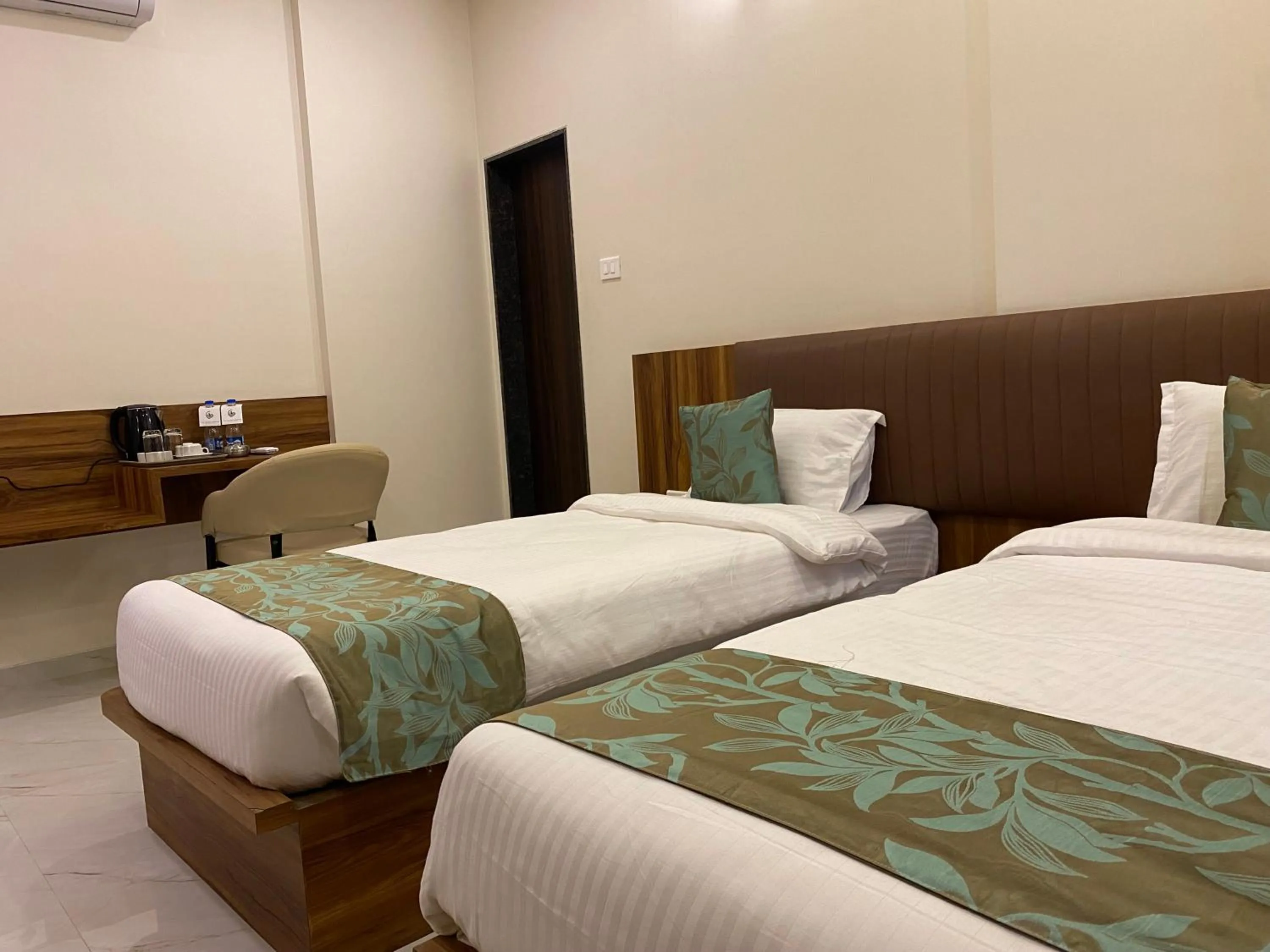 The Grand Sarovar Inn And Suites